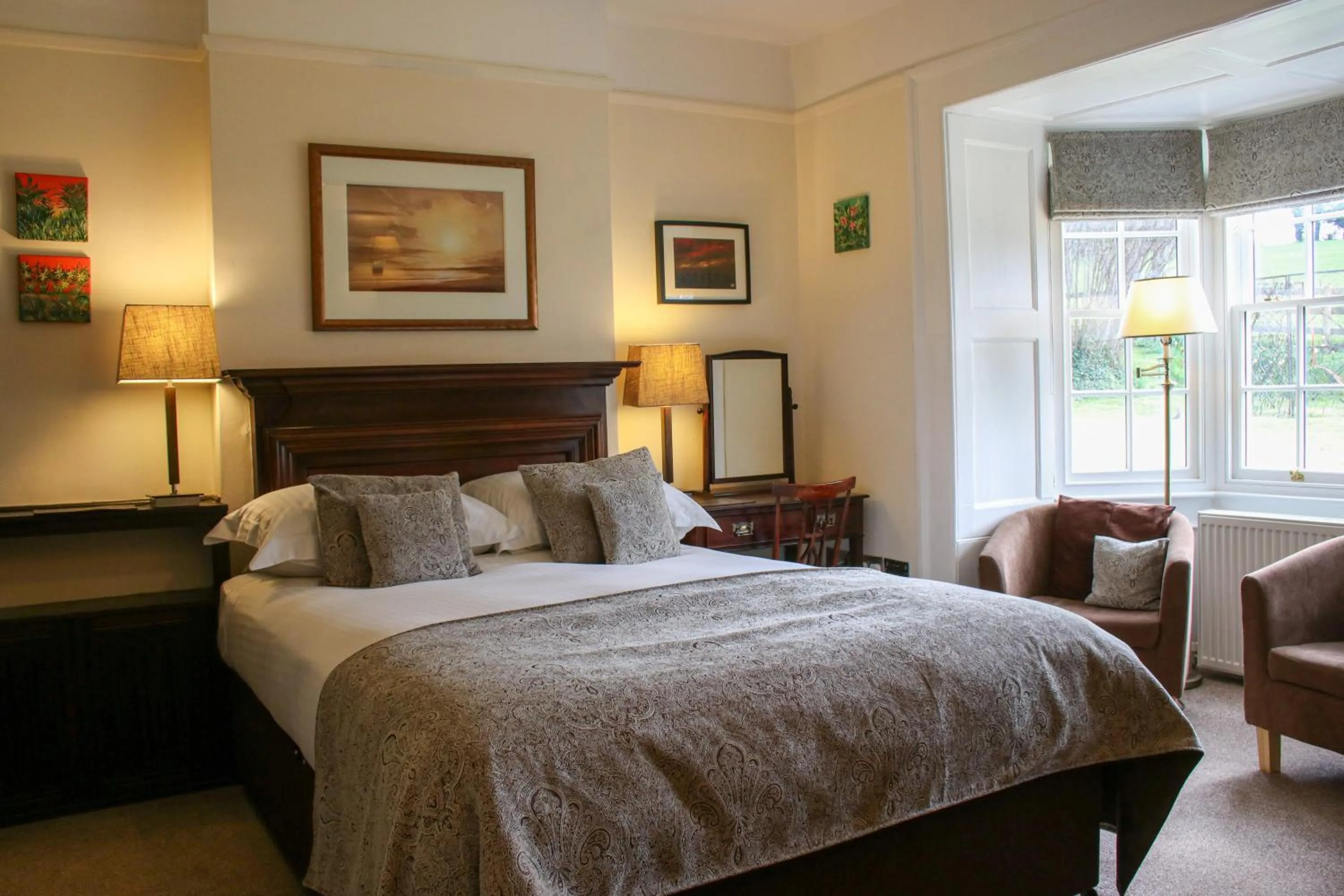 Bed in Rollestone Manor B&B and Restaurant