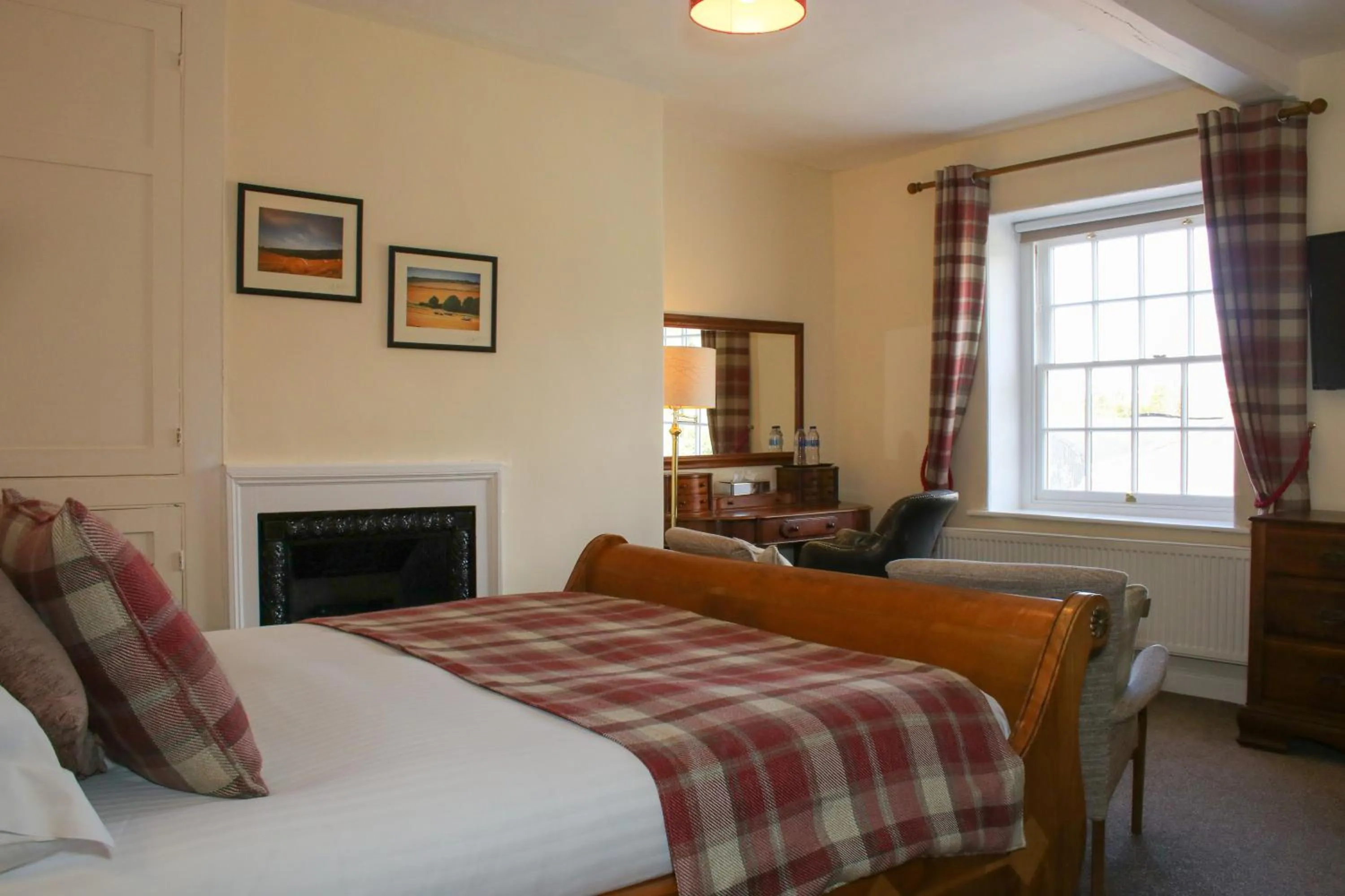 Bed in Rollestone Manor B&B and Restaurant