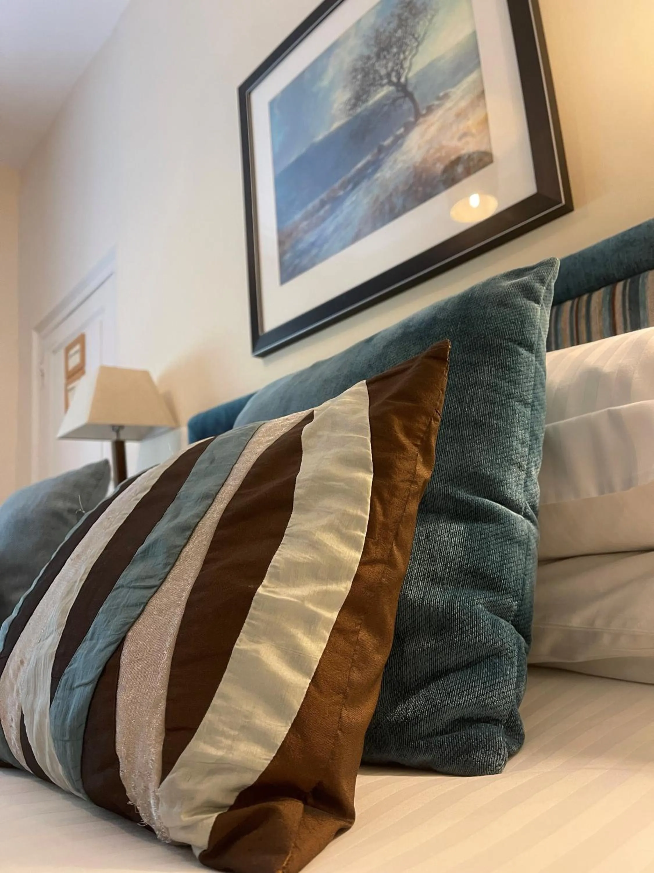 Bed in Rollestone Manor B&B and Restaurant