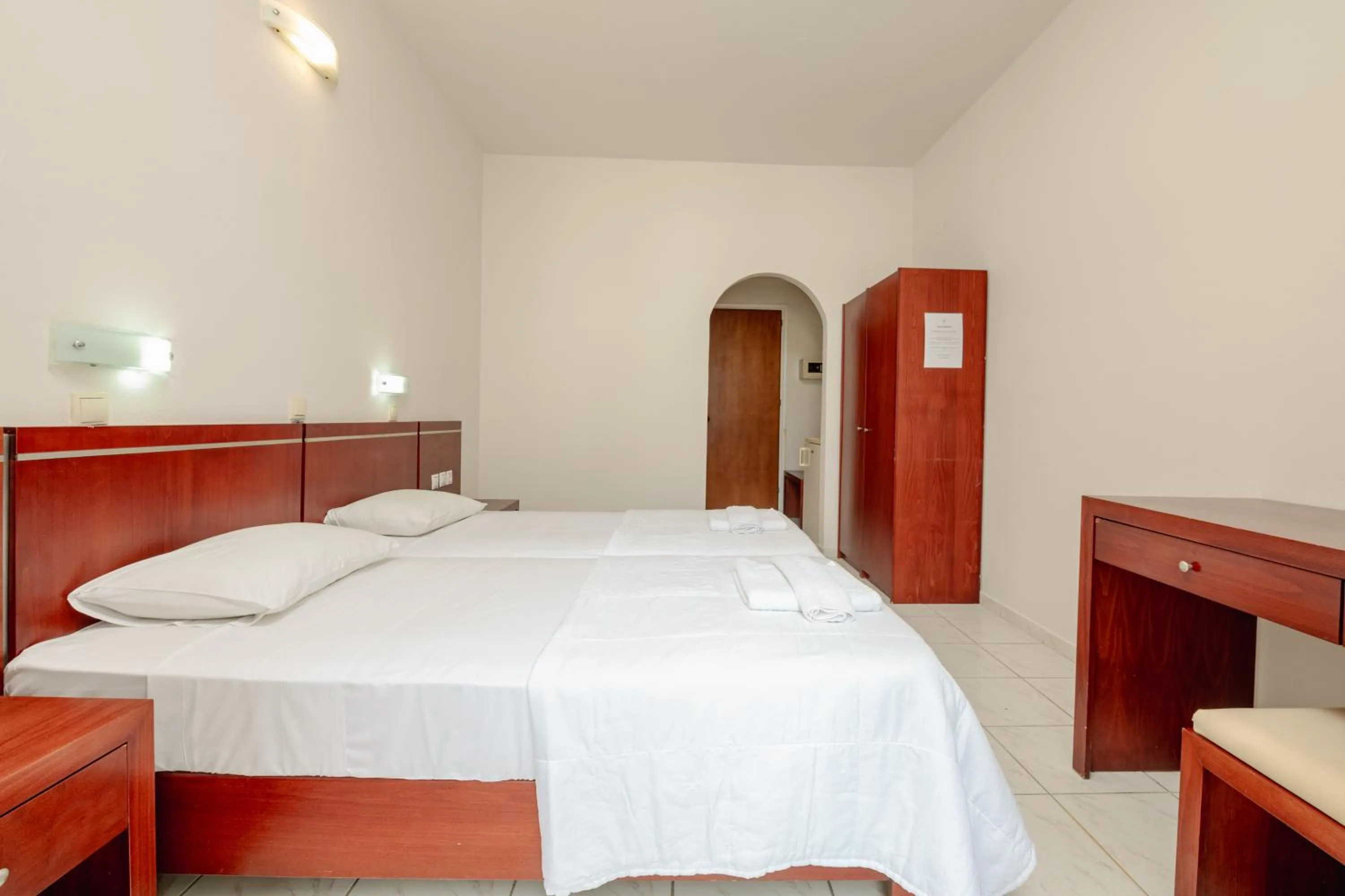 Bedroom, Bed in Canadian Hotel