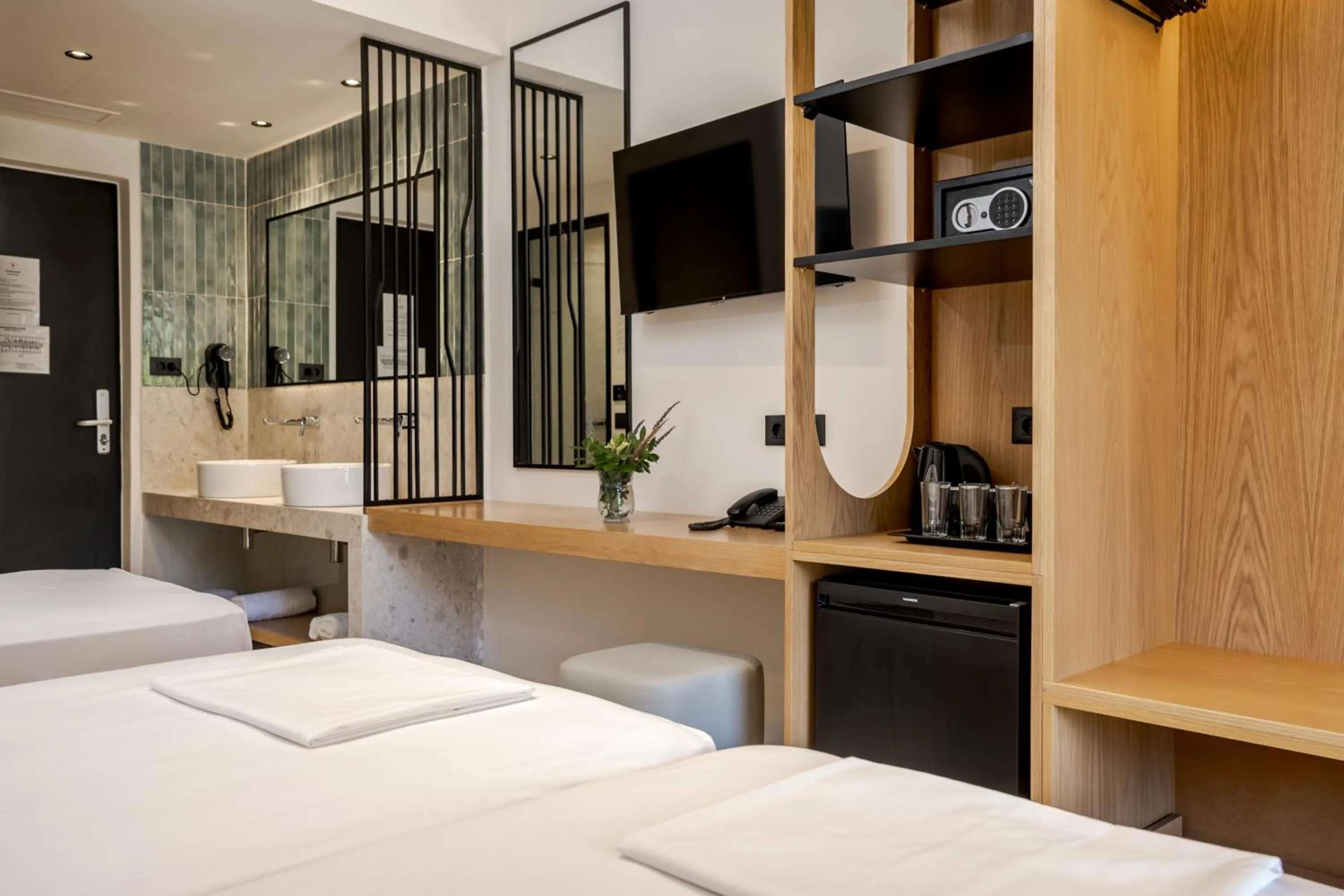 Photo of the whole room, Bed in Canadian Hotel