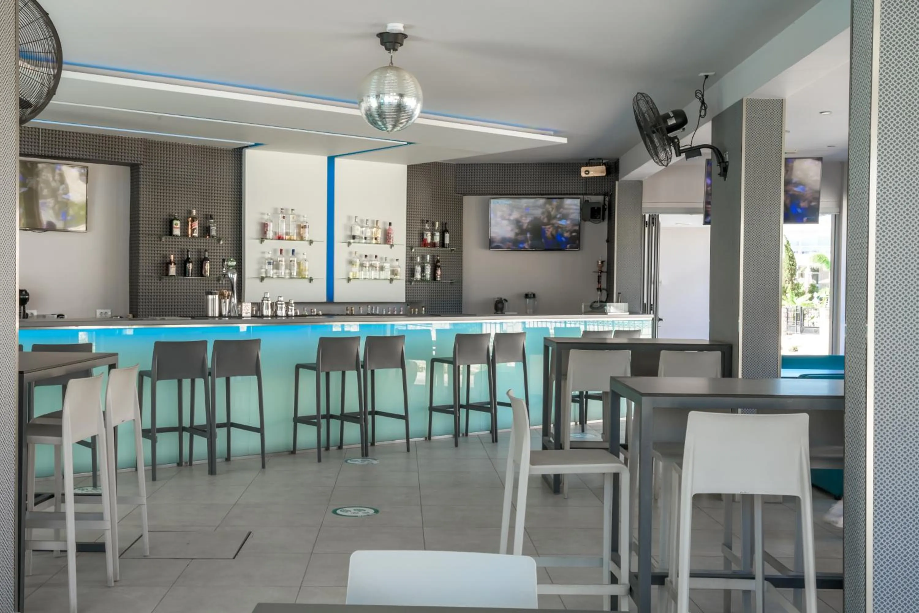 Lounge or bar in Canadian Hotel