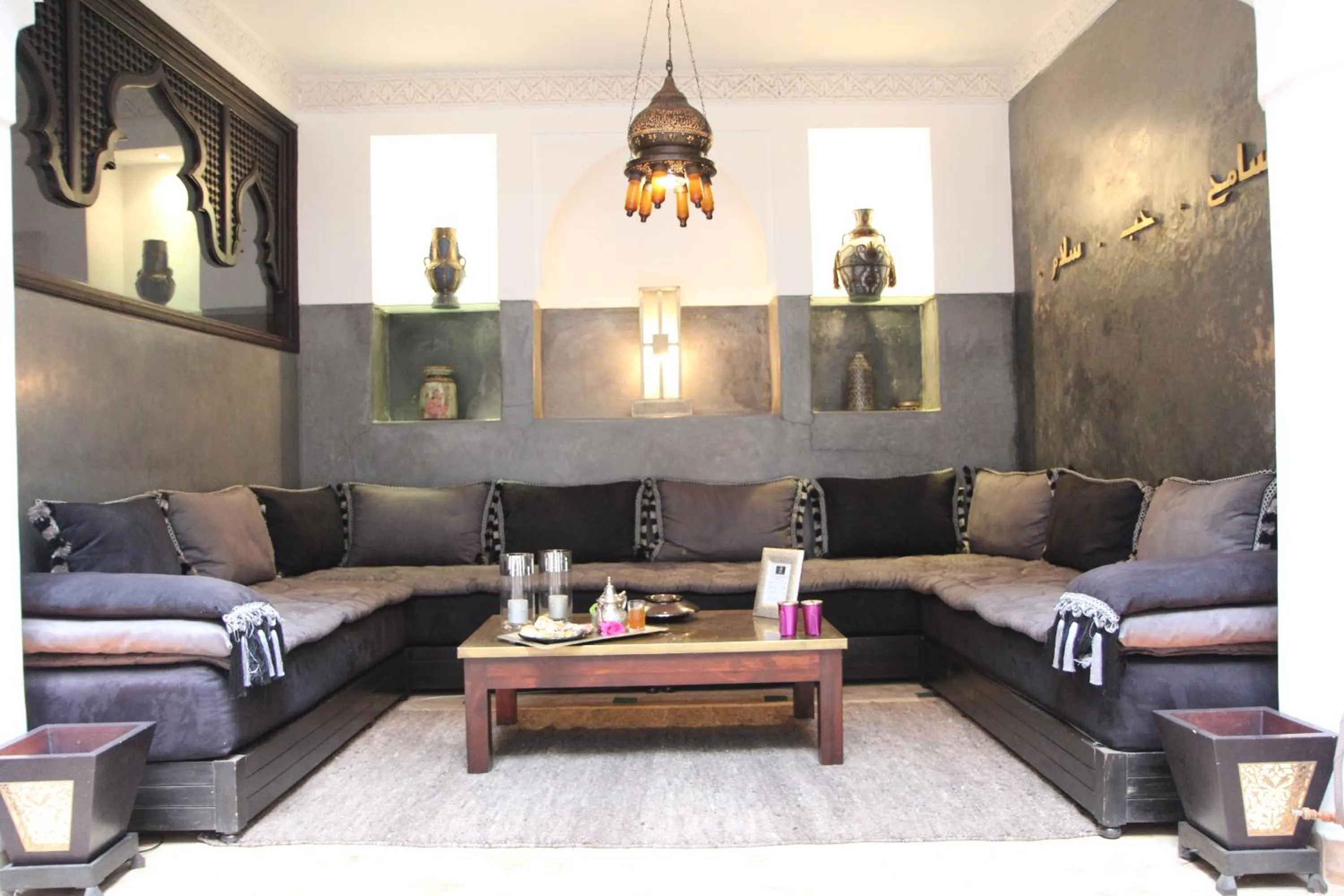 Communal lounge/ TV room in Riad Terra Bahia