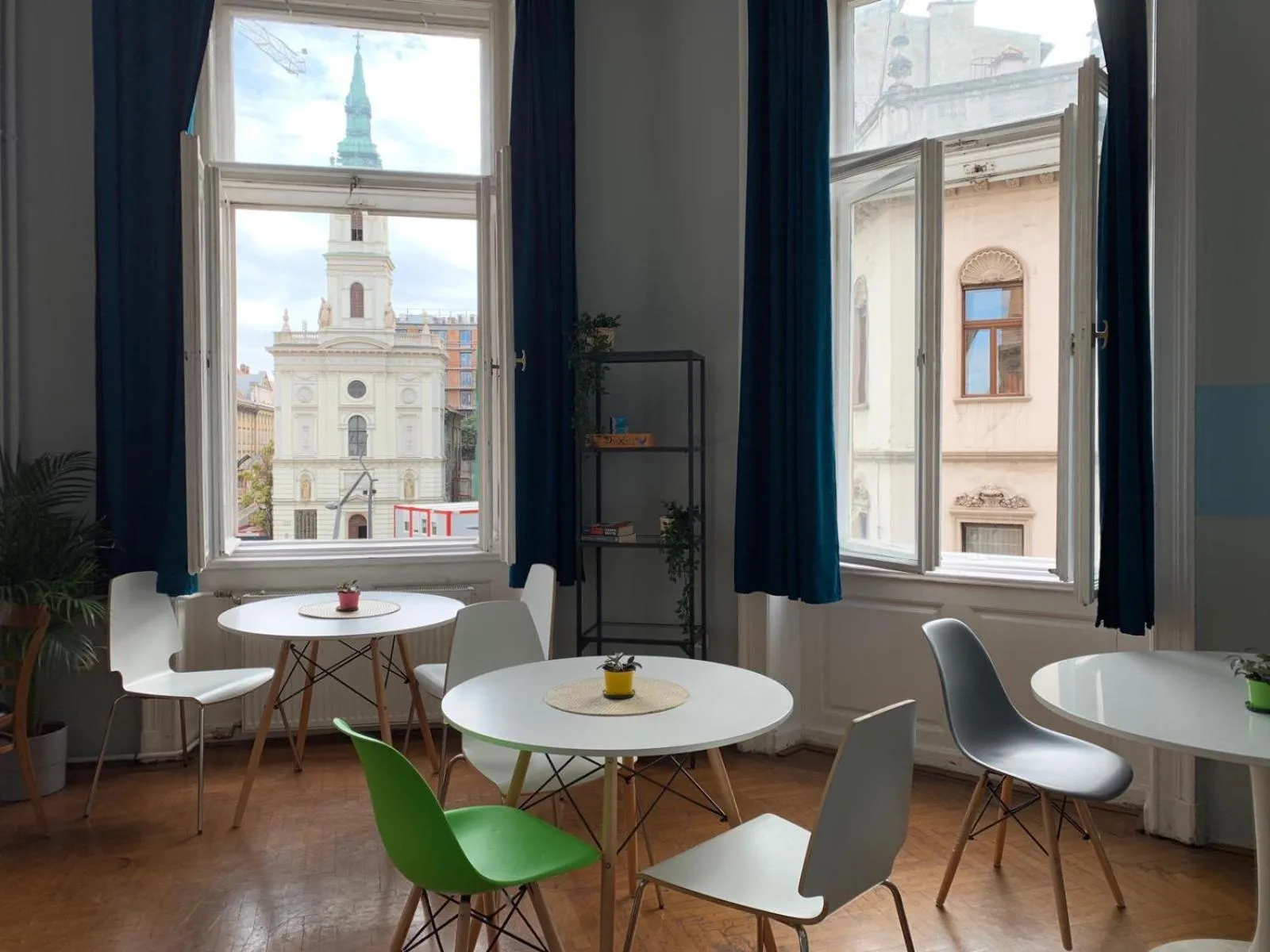 Communal lounge/ TV room in 2B Hostel & Rooms