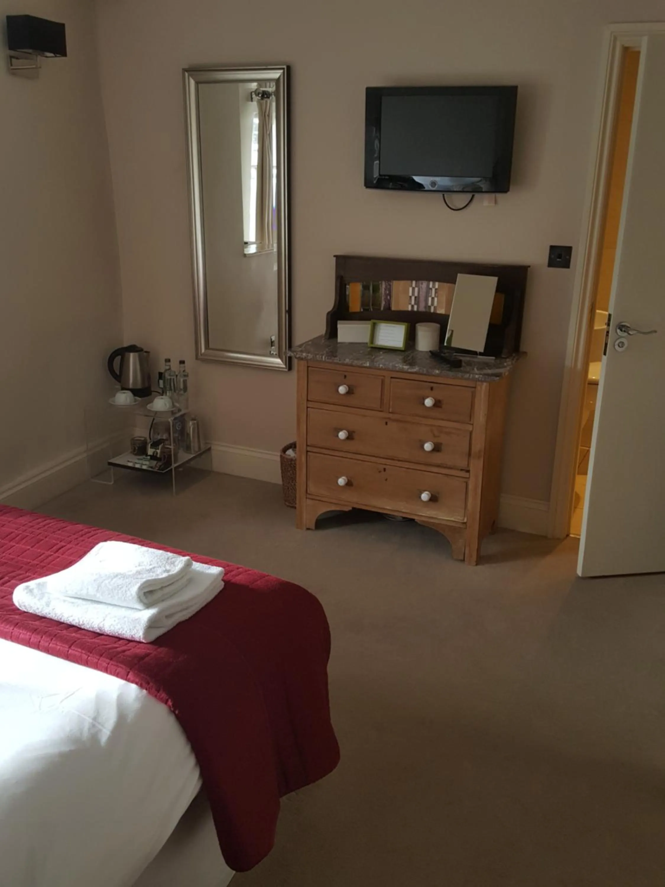 Decorative detail, Bed in The Lamb Inn