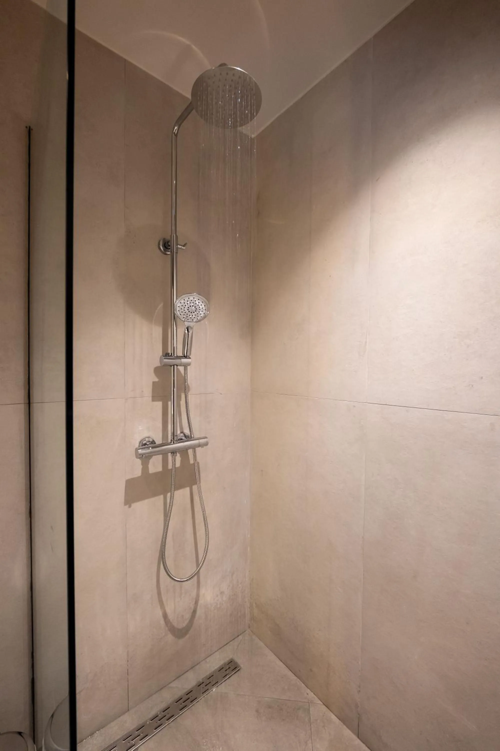 Shower in Hotel Piramida