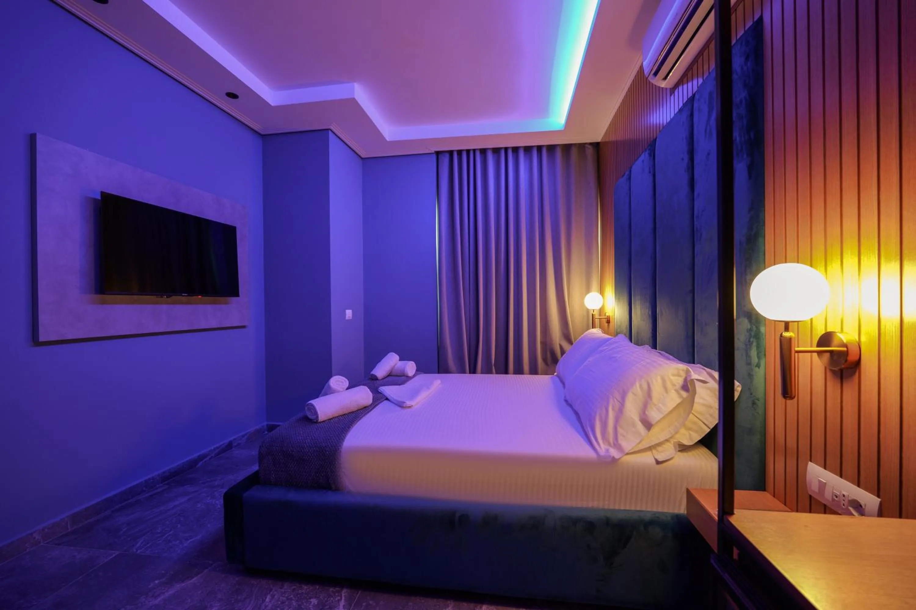 Communal lounge/ TV room, Bed in Hotel Piramida