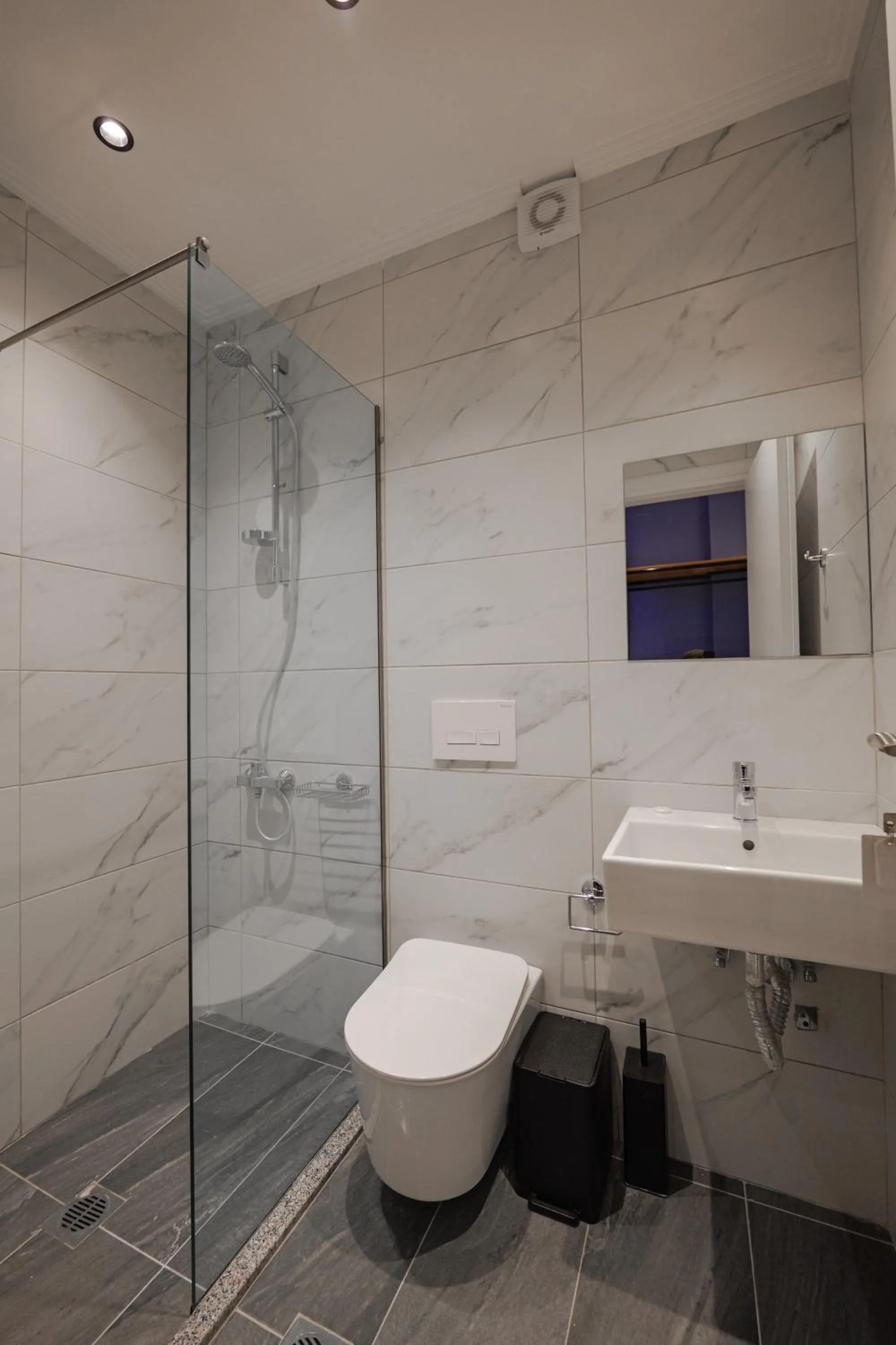 Shower in Hotel Piramida