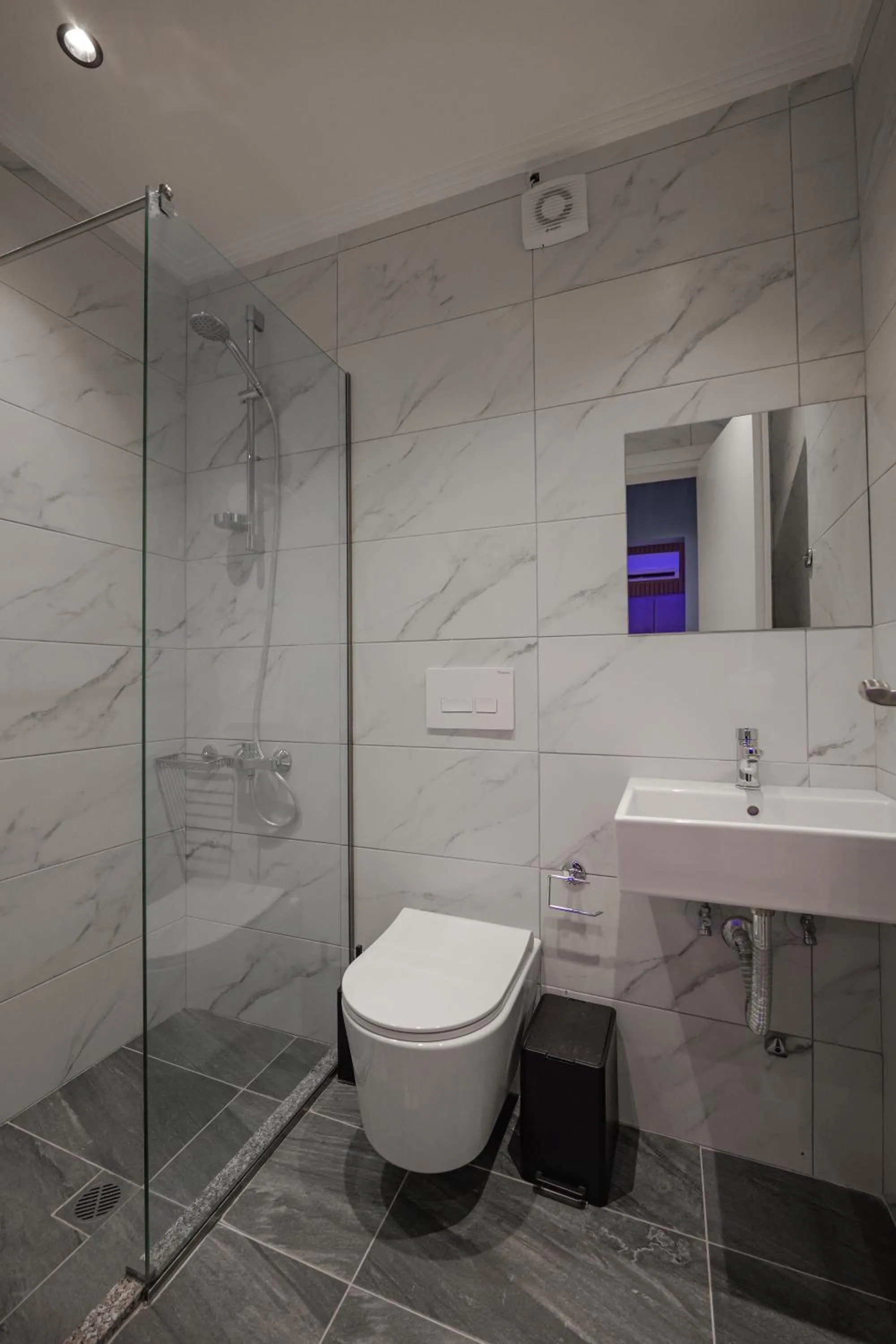 Shower in Hotel Piramida