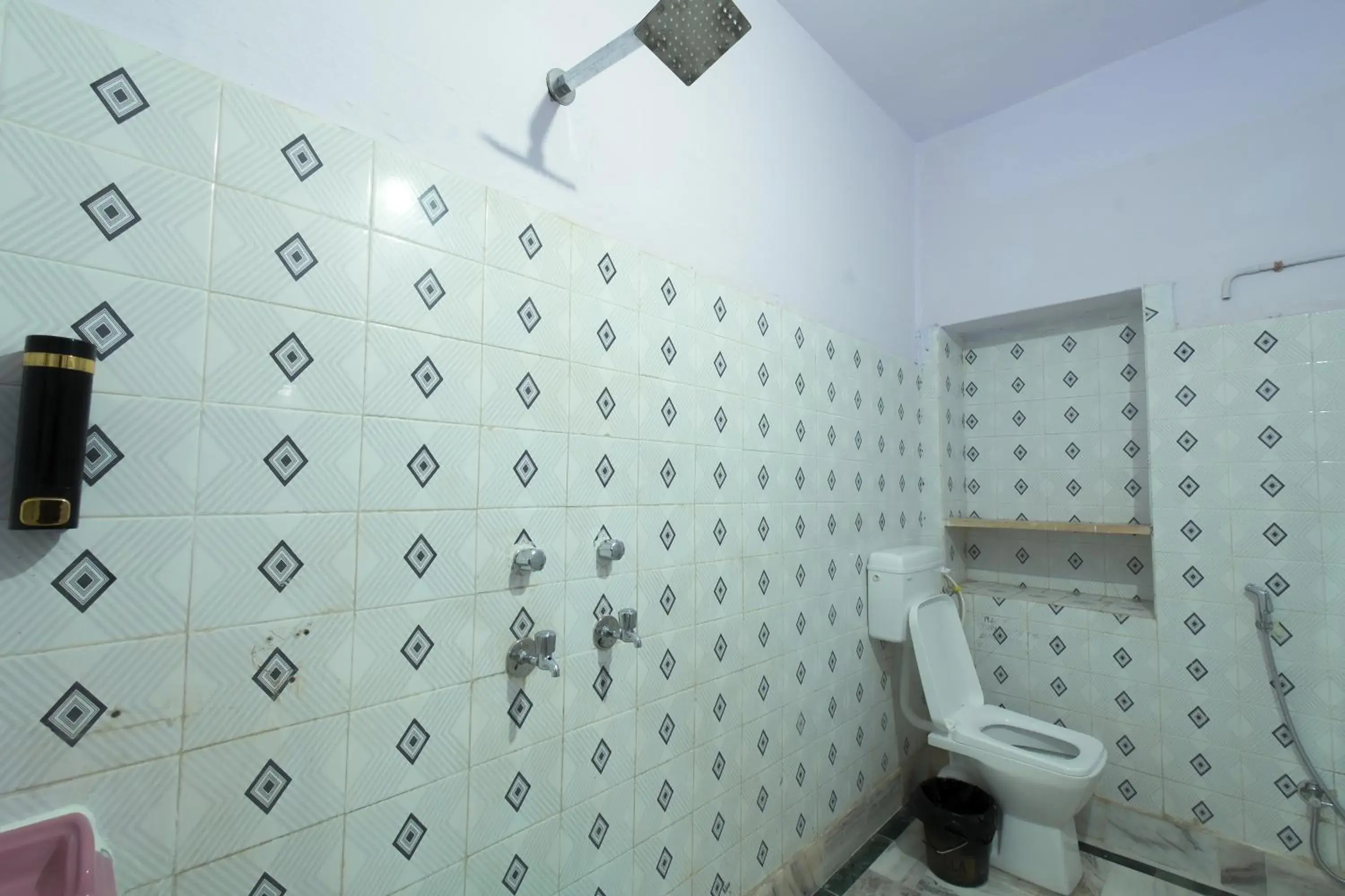 Bathroom in Hotel Renuka Bathroom in Hotel Renuka