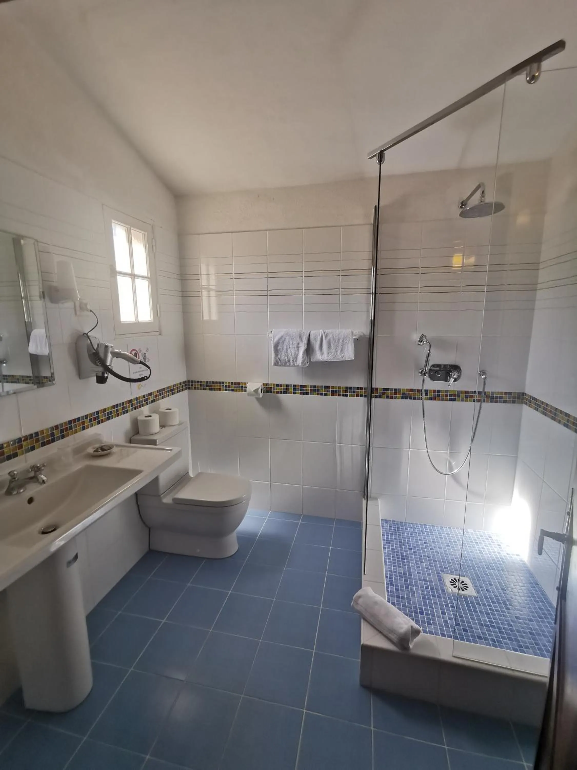 Shower in Hôtel Saint Andre