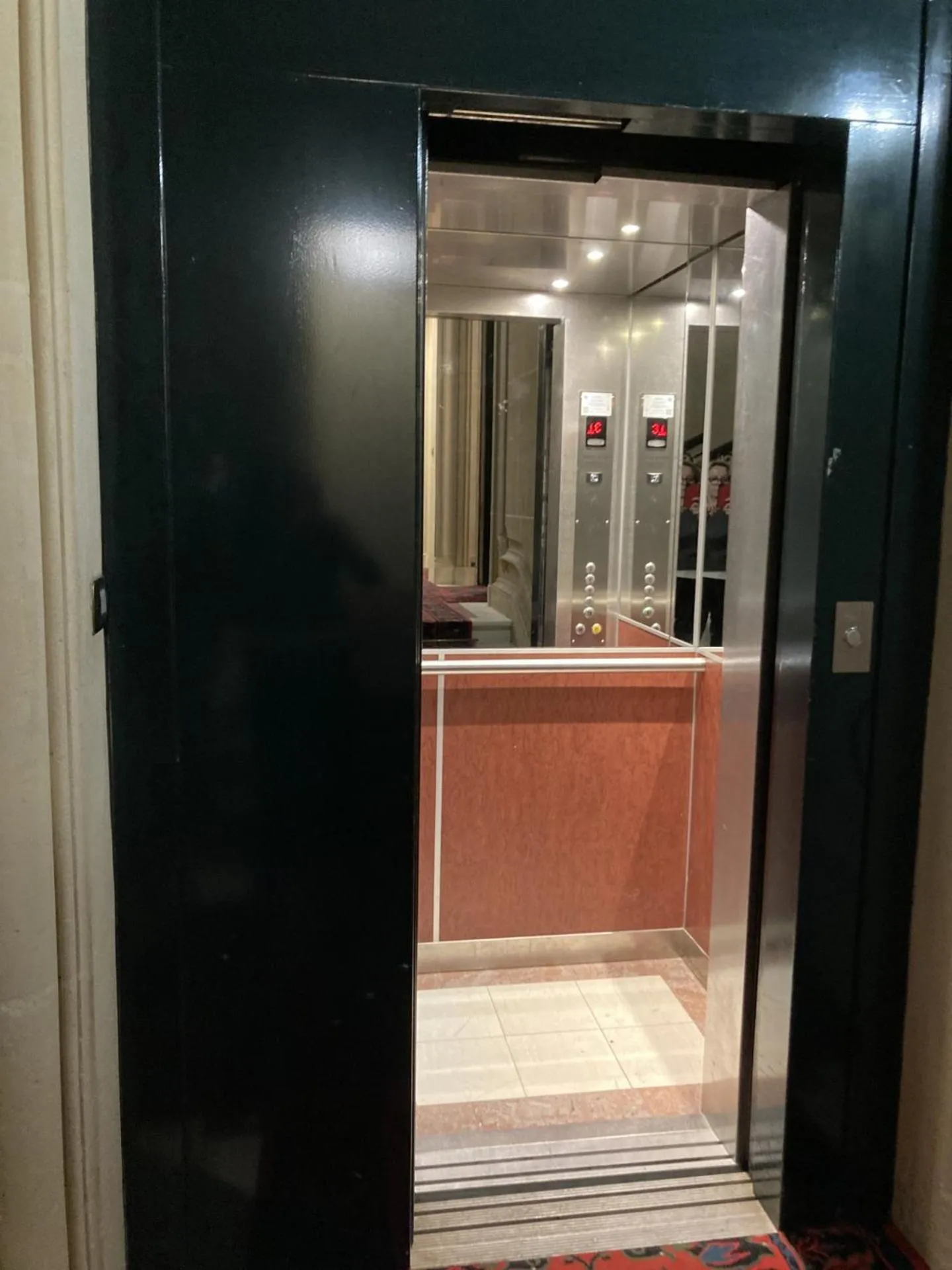 elevator in Parc Monceau