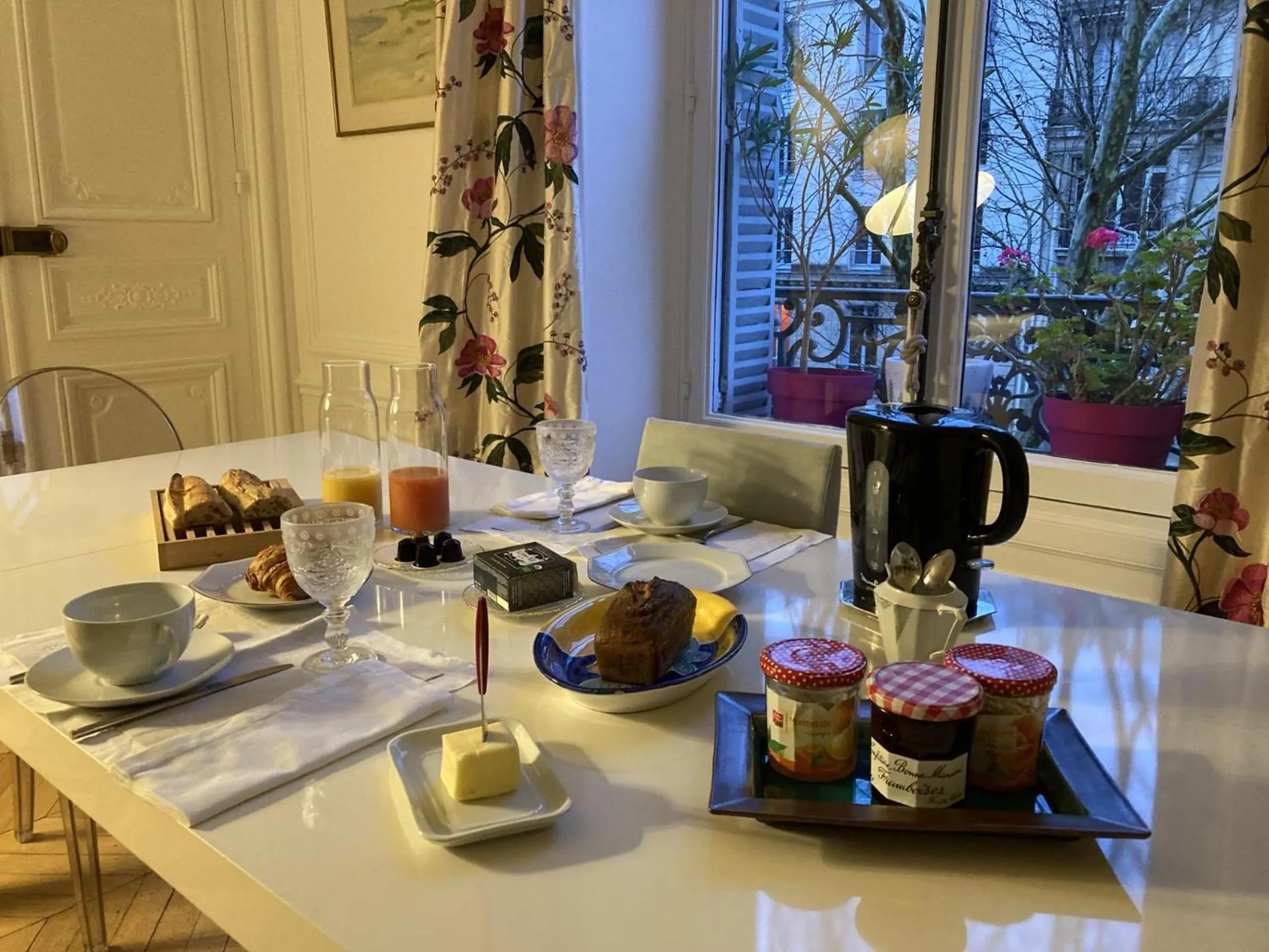 Continental breakfast in Parc Monceau