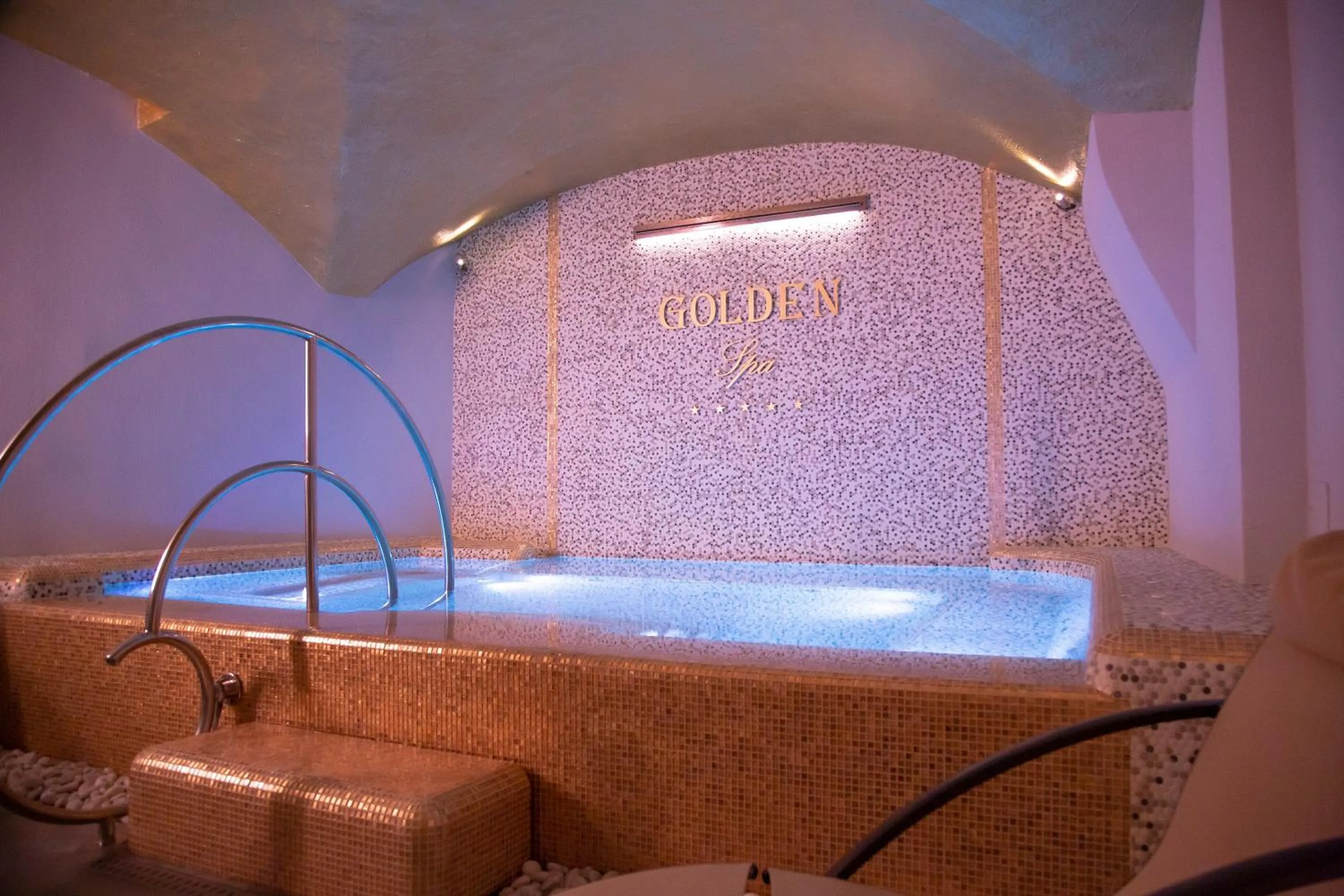 Hot Tub in Golden Tower Hotel & Spa