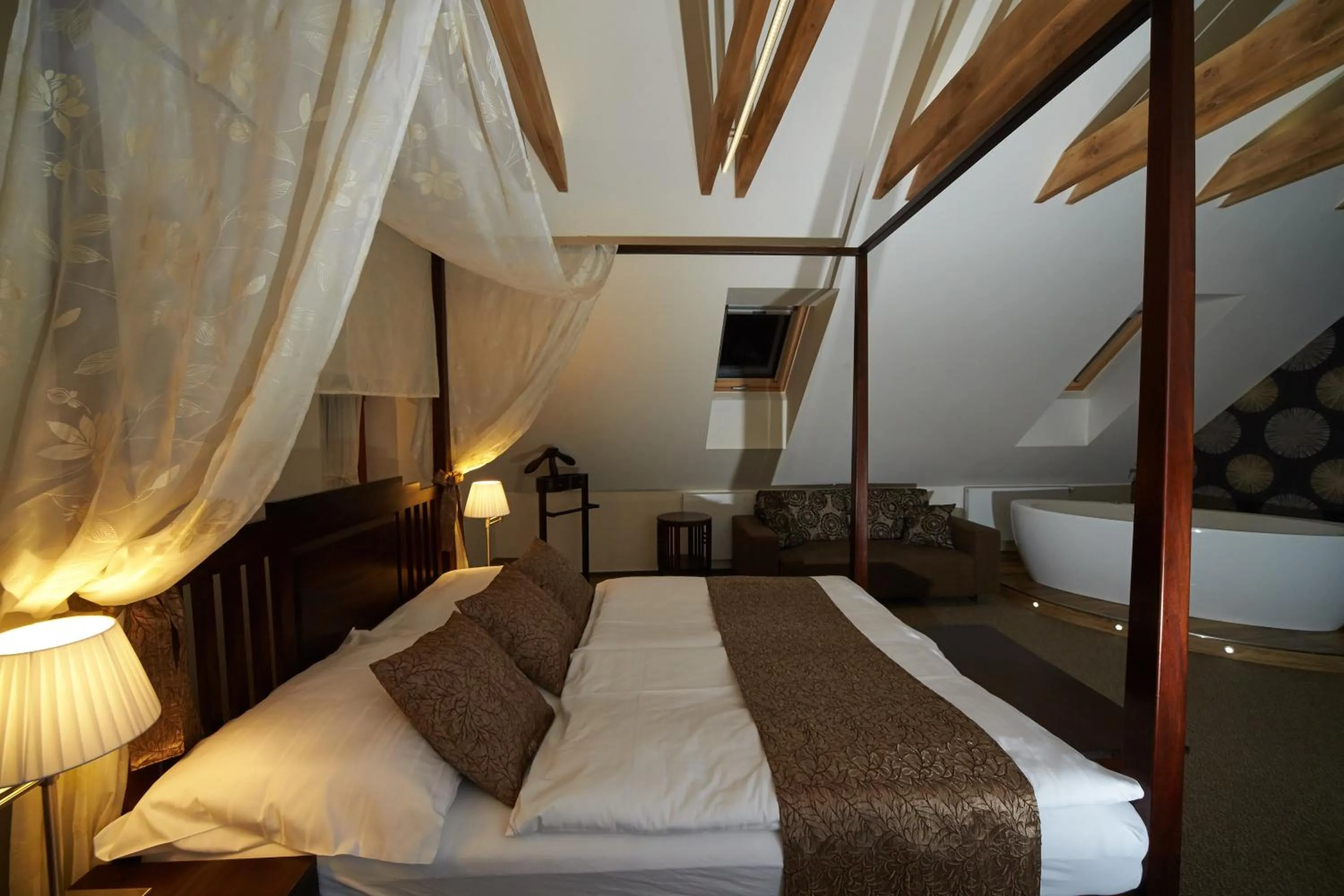Hot Tub, Bed in Hotel Bílý jednorožec