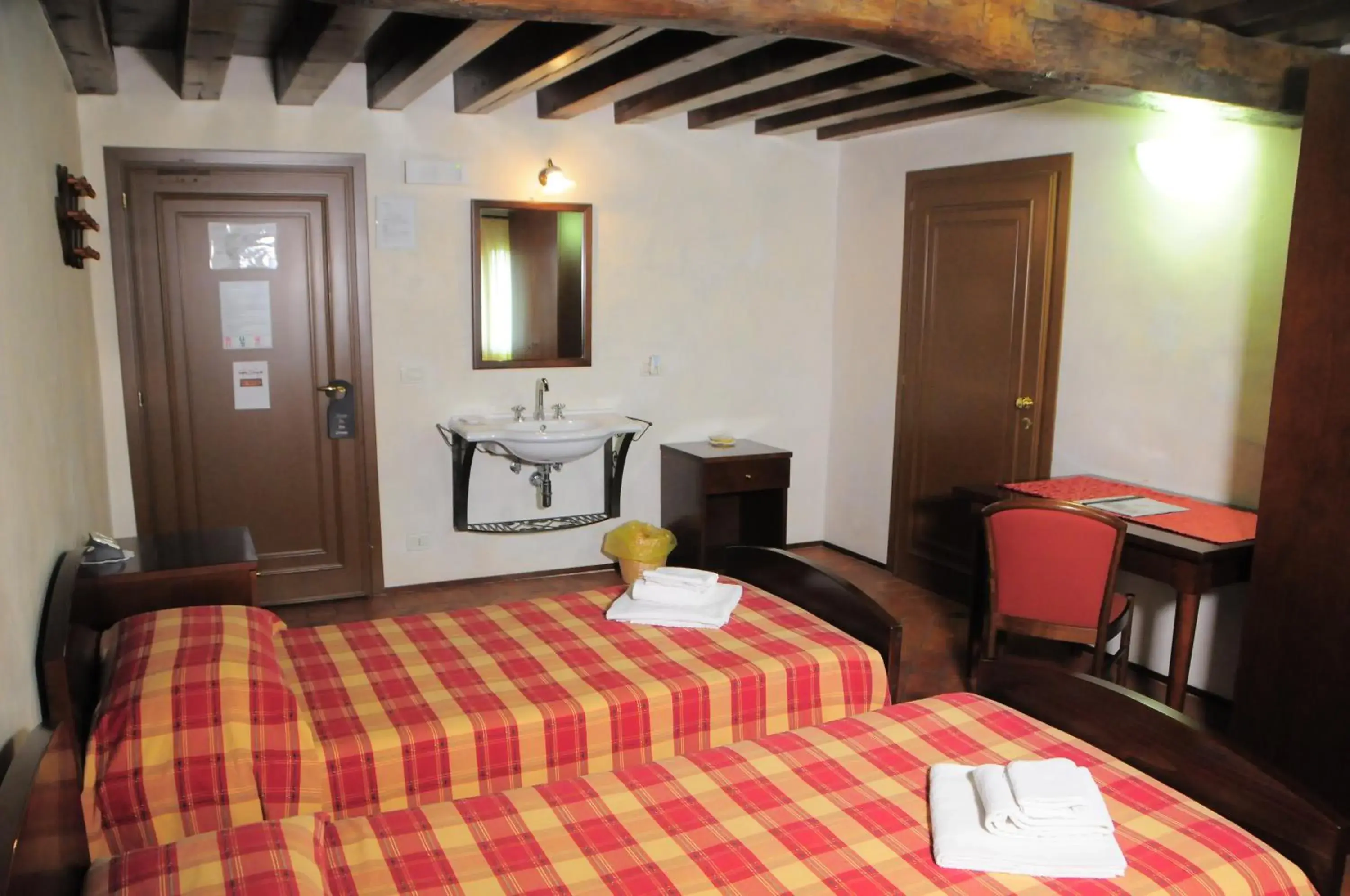 Single Room with Shared Bathroom in Hotel La Corte Single Room with Shared Bathroom in Hotel La Corte