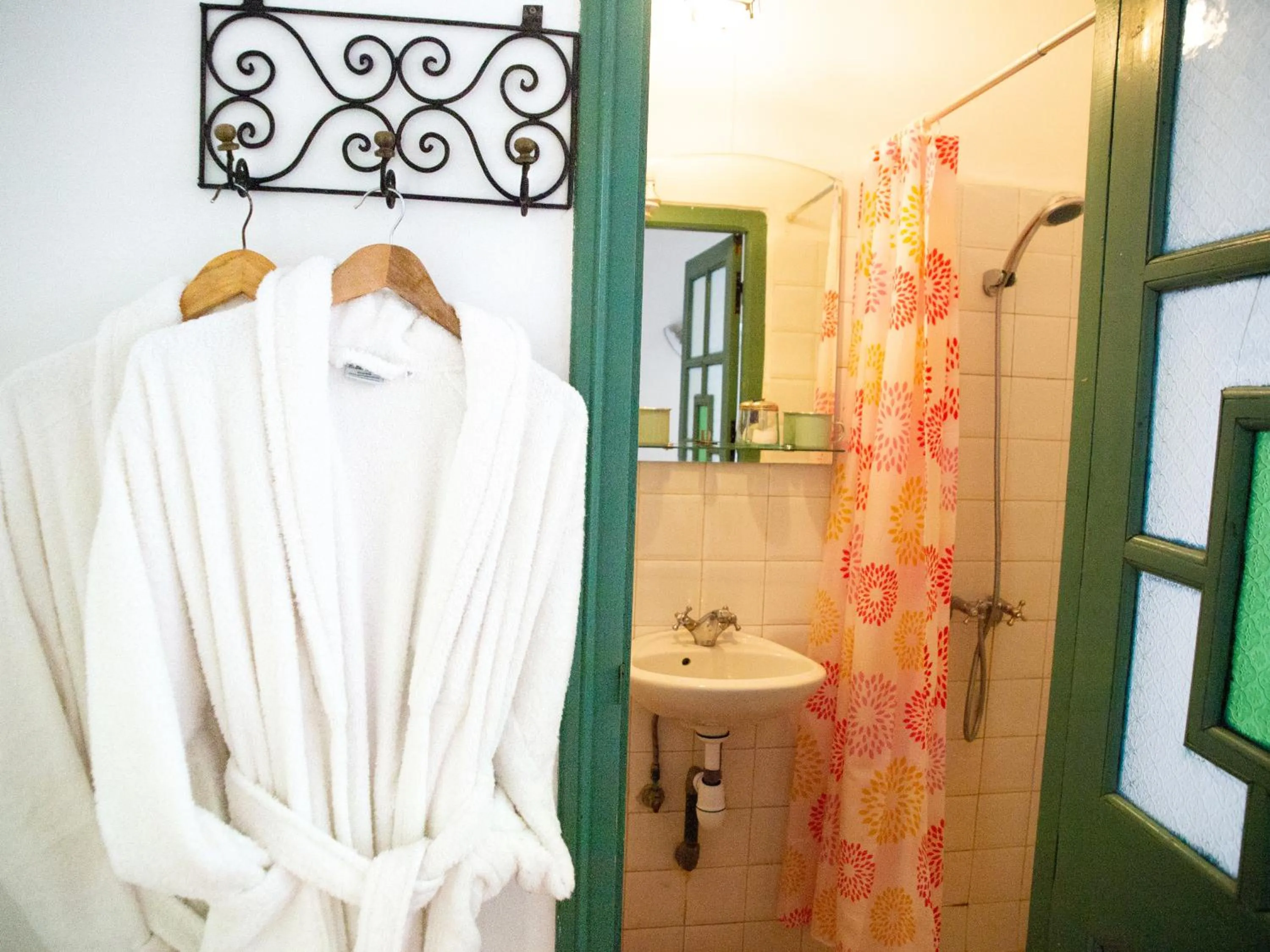 Shower in Riad Orange