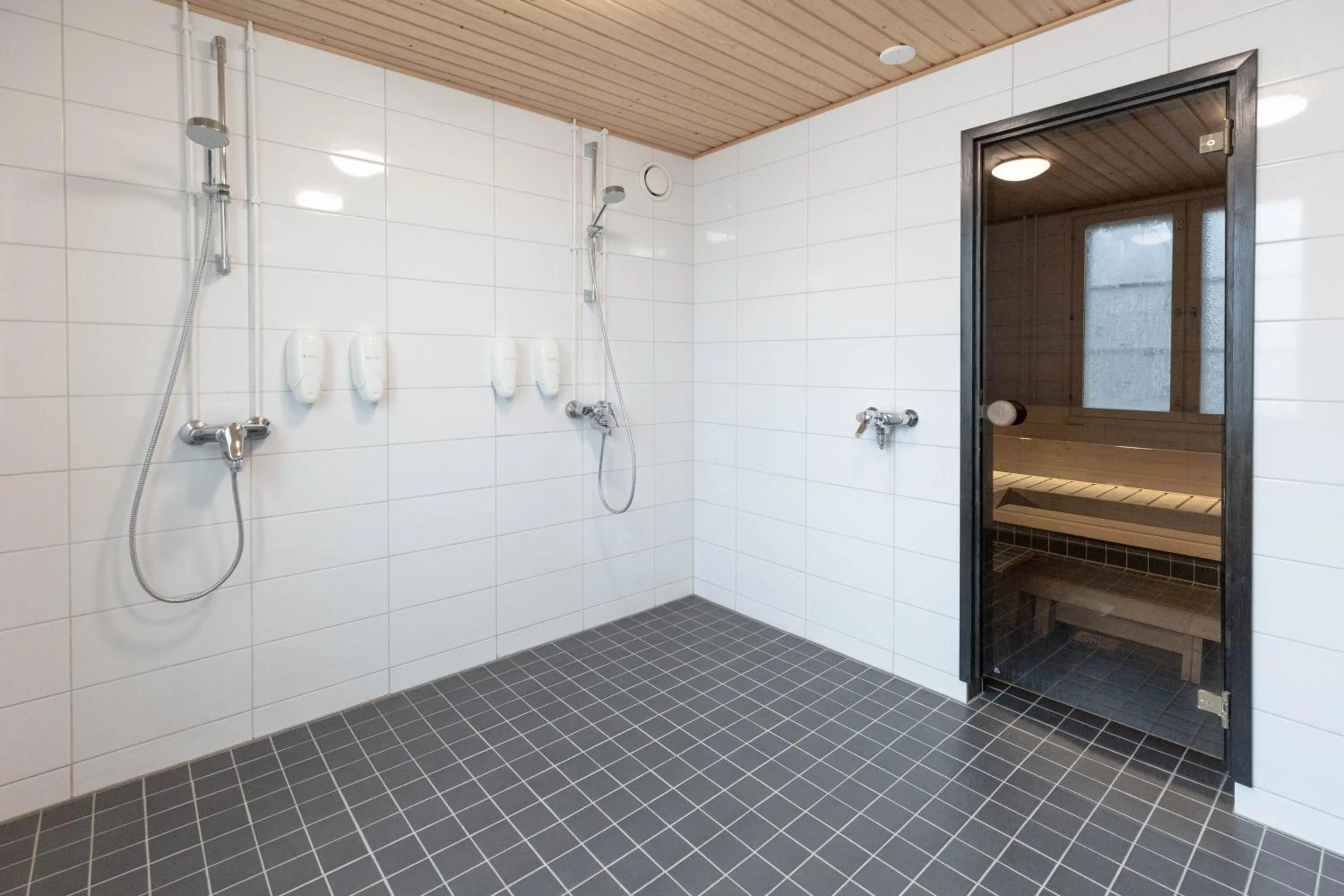 Shower in Hotel Jokipuisto