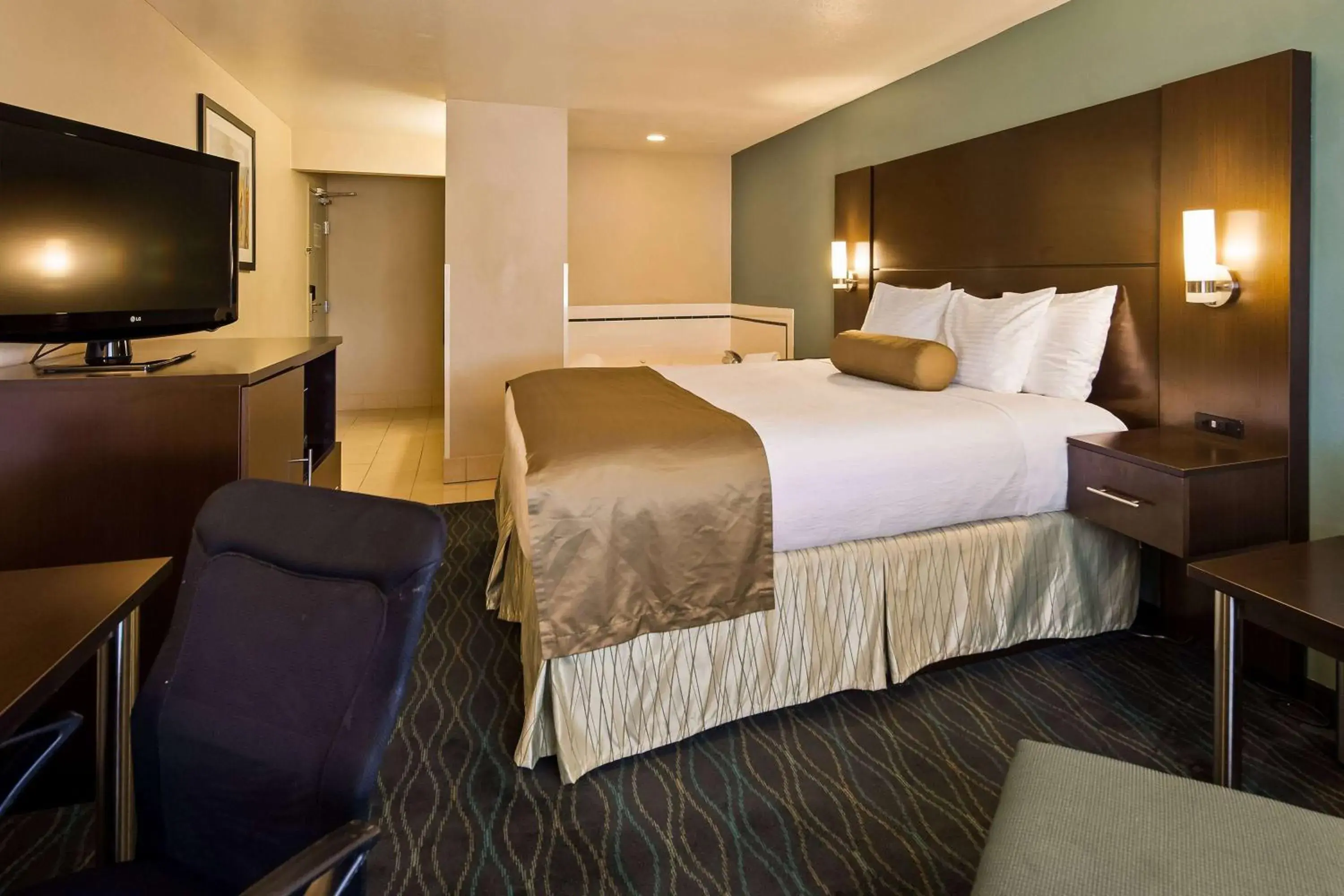 Photo of the whole room, Bed in Baymont by Wyndham Marion, OH Photo of the whole room, Bed in Baymont by Wyndham Marion, OH