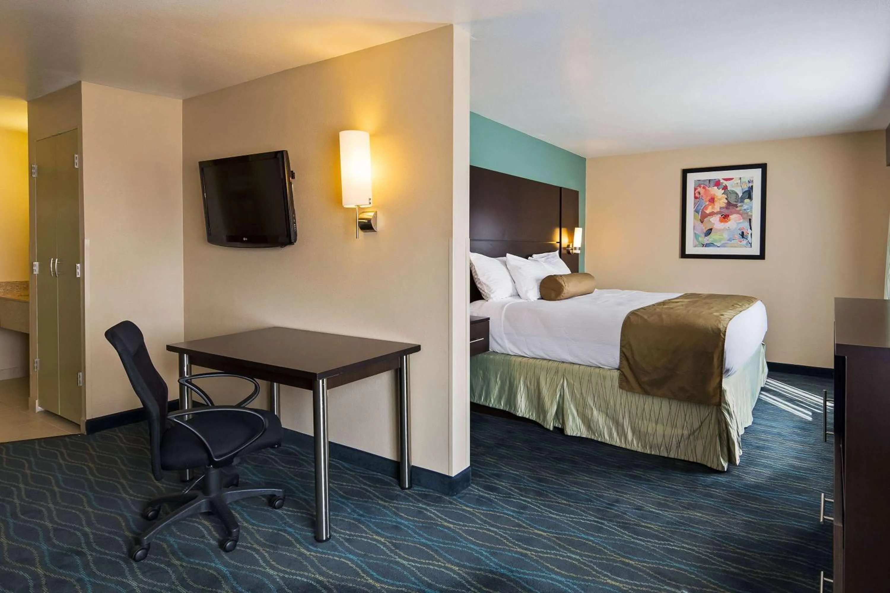 Photo of the whole room, Bed in Baymont by Wyndham Marion, OH