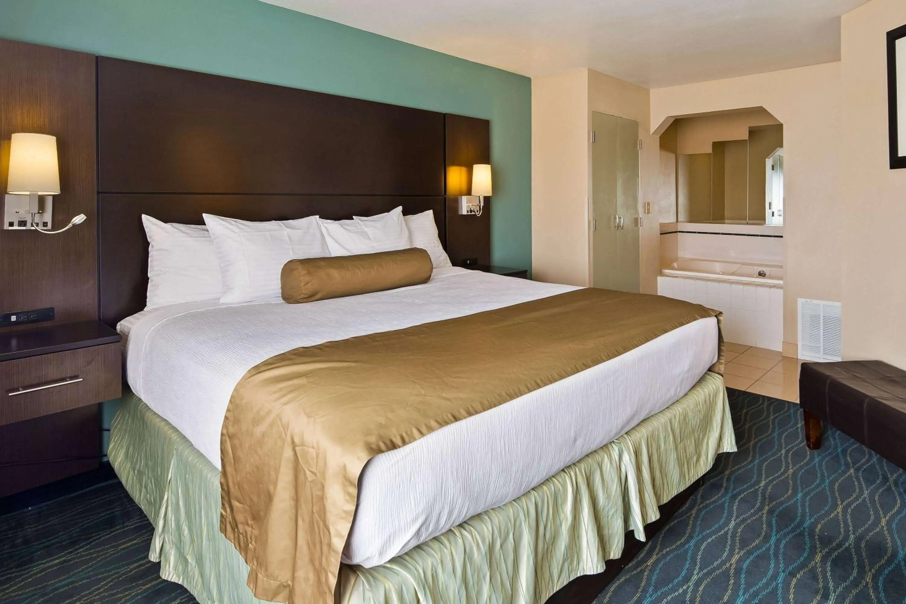 Photo of the whole room, Bed in Baymont by Wyndham Marion, OH