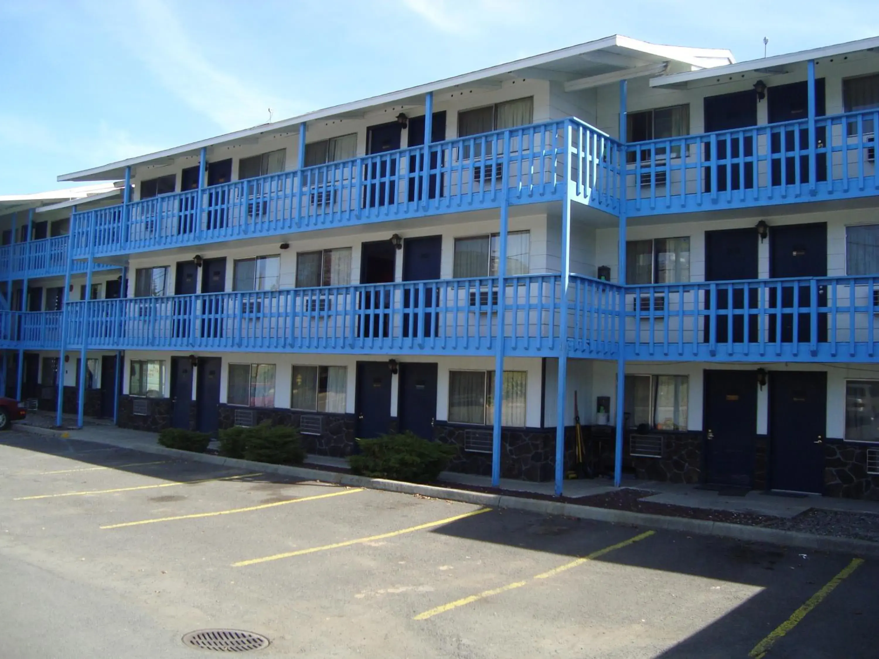 Property building in Willow Springs Motel Property building in Willow Springs Motel