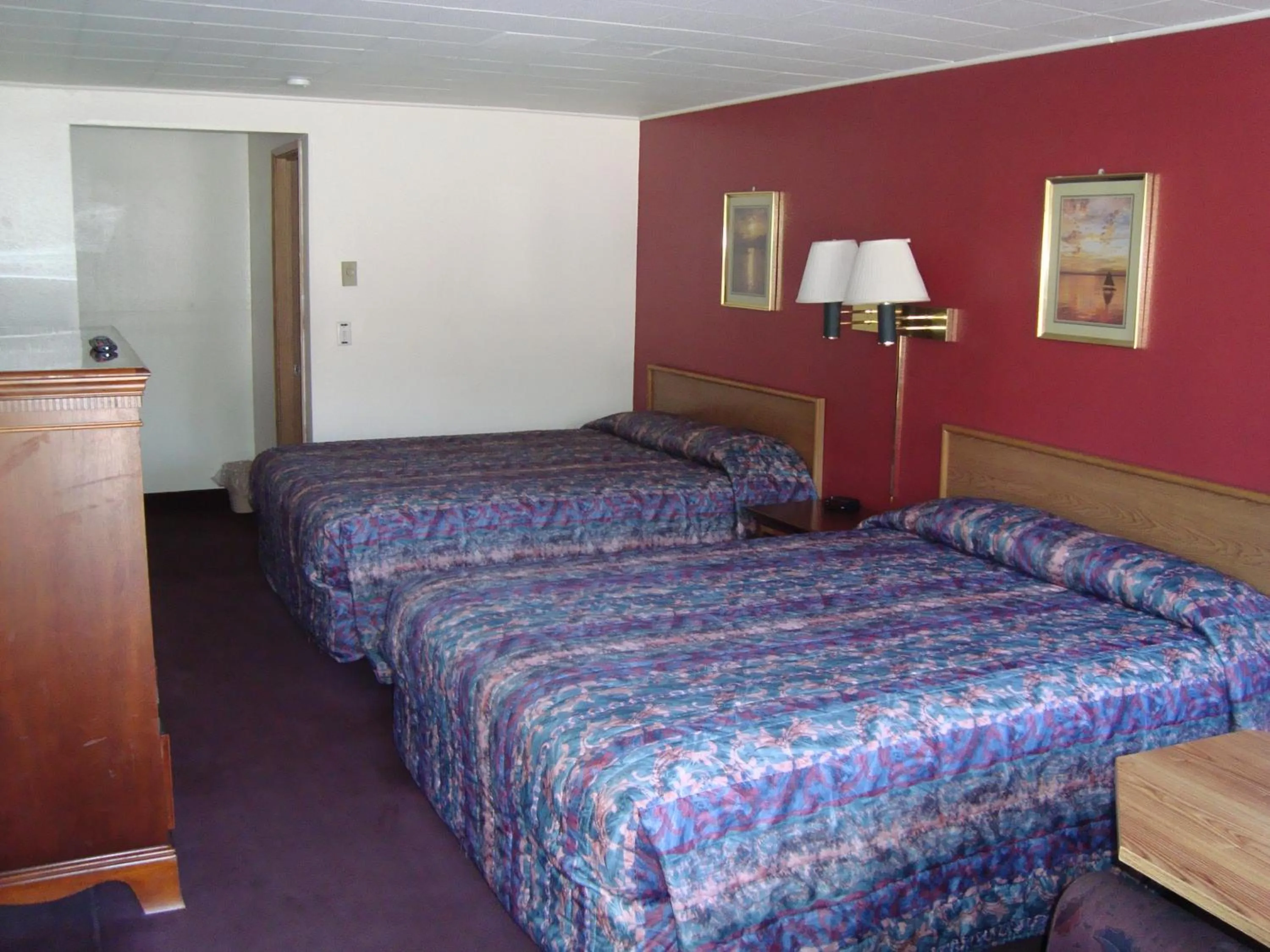 Bed in Willow Springs Motel