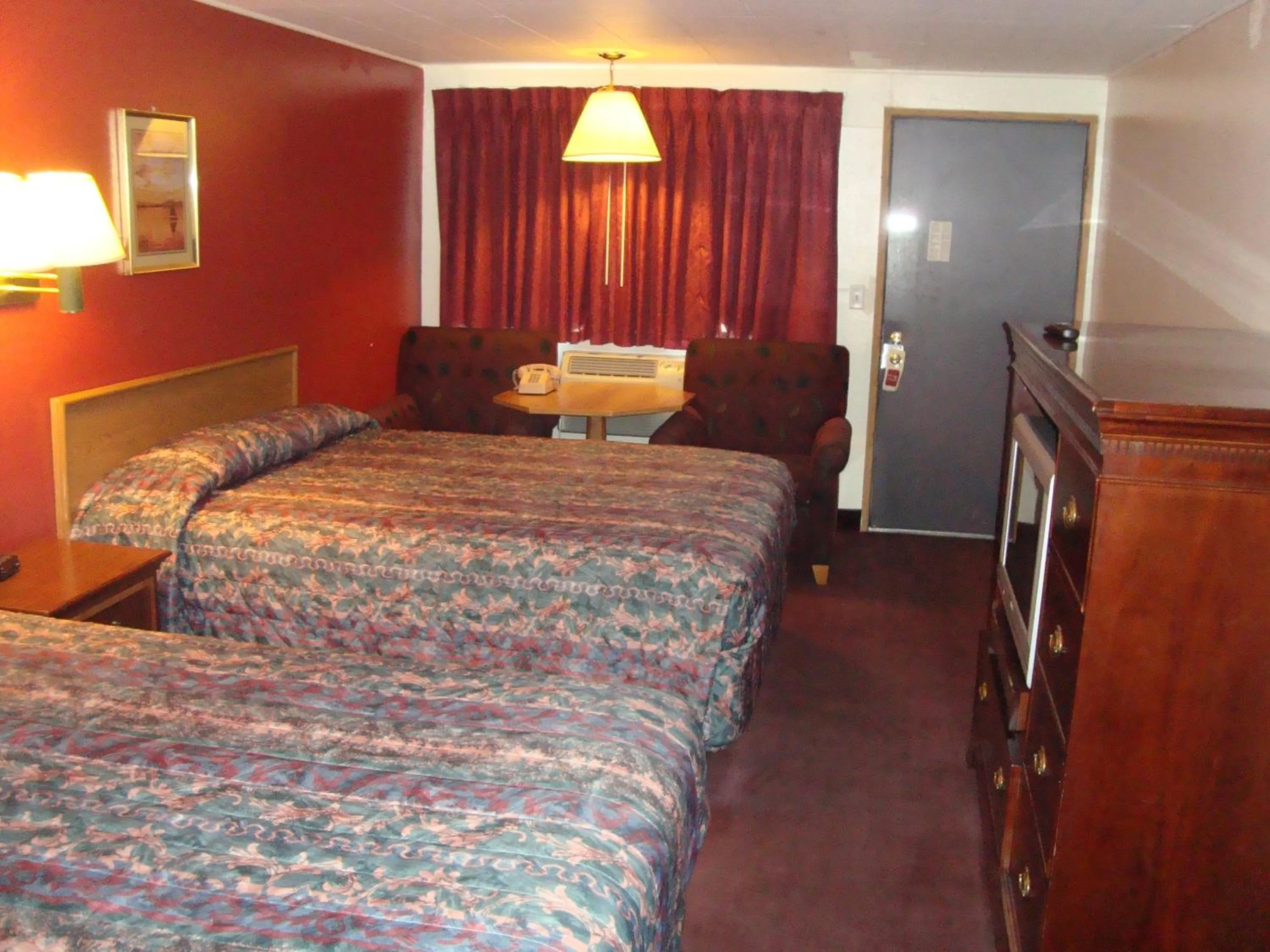 Bed in Willow Springs Motel