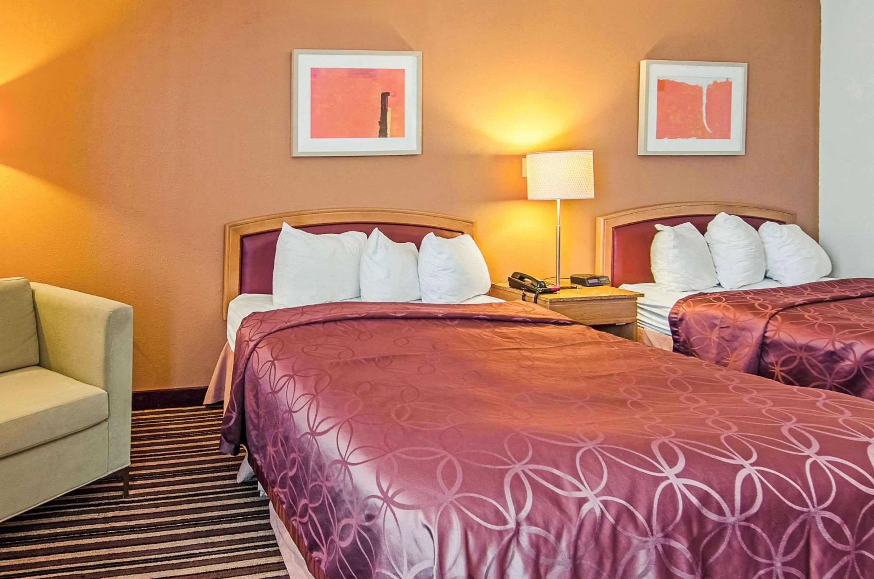 Photo of the whole room, Bed in Econo Lodge Inn & Suites Norton - Wise South