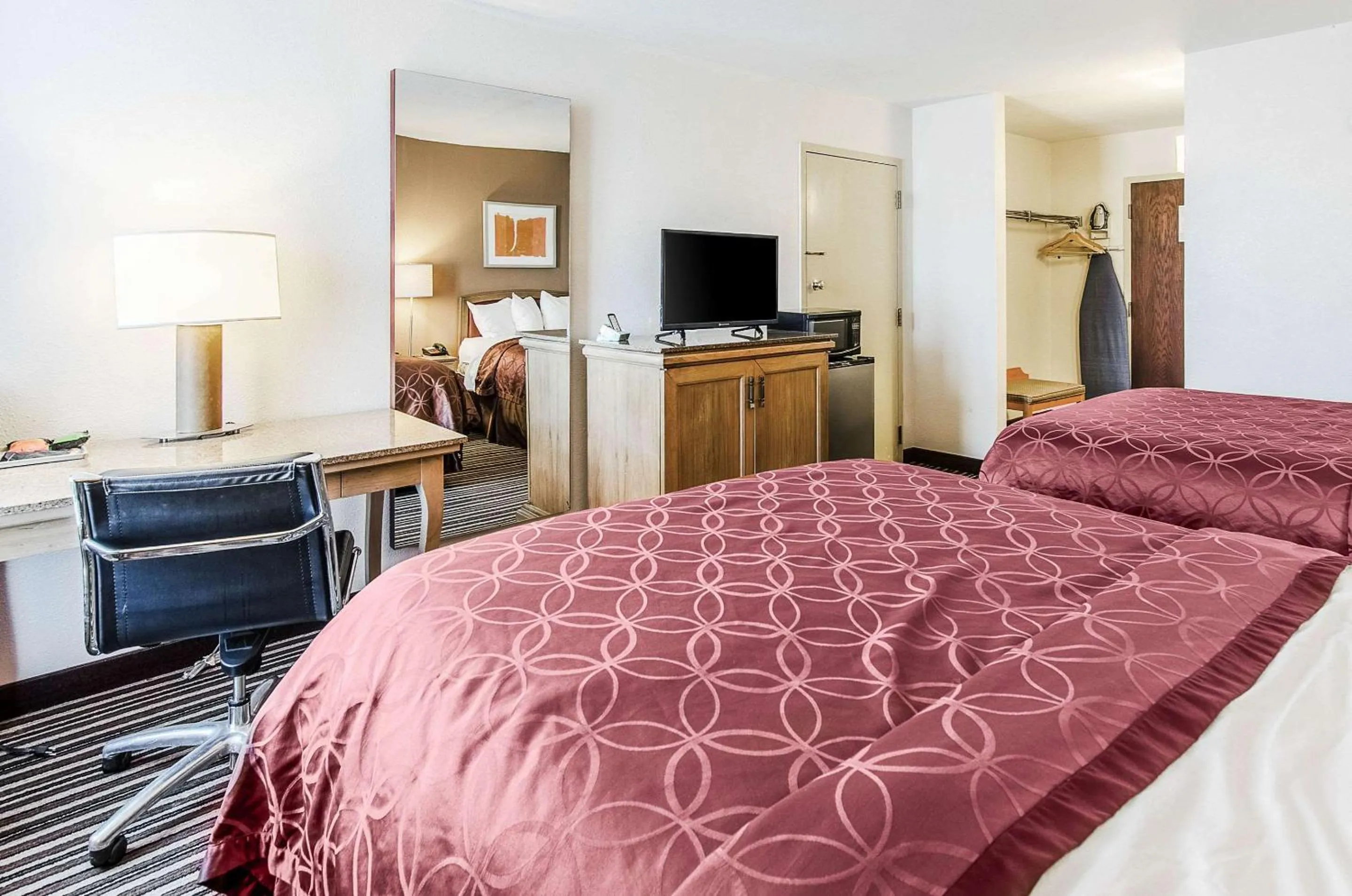 Photo of the whole room, Bed in Econo Lodge Inn & Suites Norton - Wise South