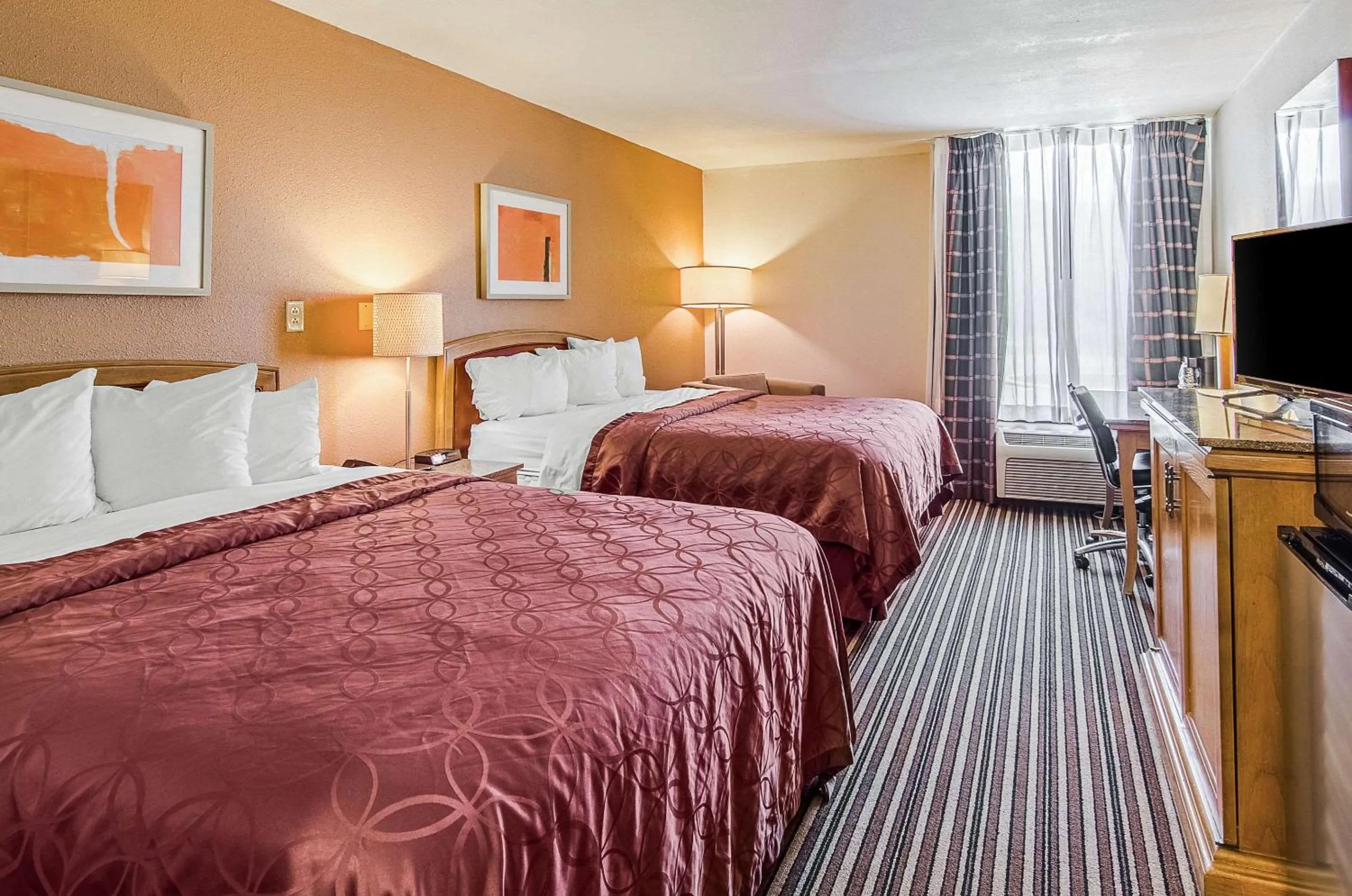 Photo of the whole room, Bed in Econo Lodge Inn & Suites Norton - Wise South