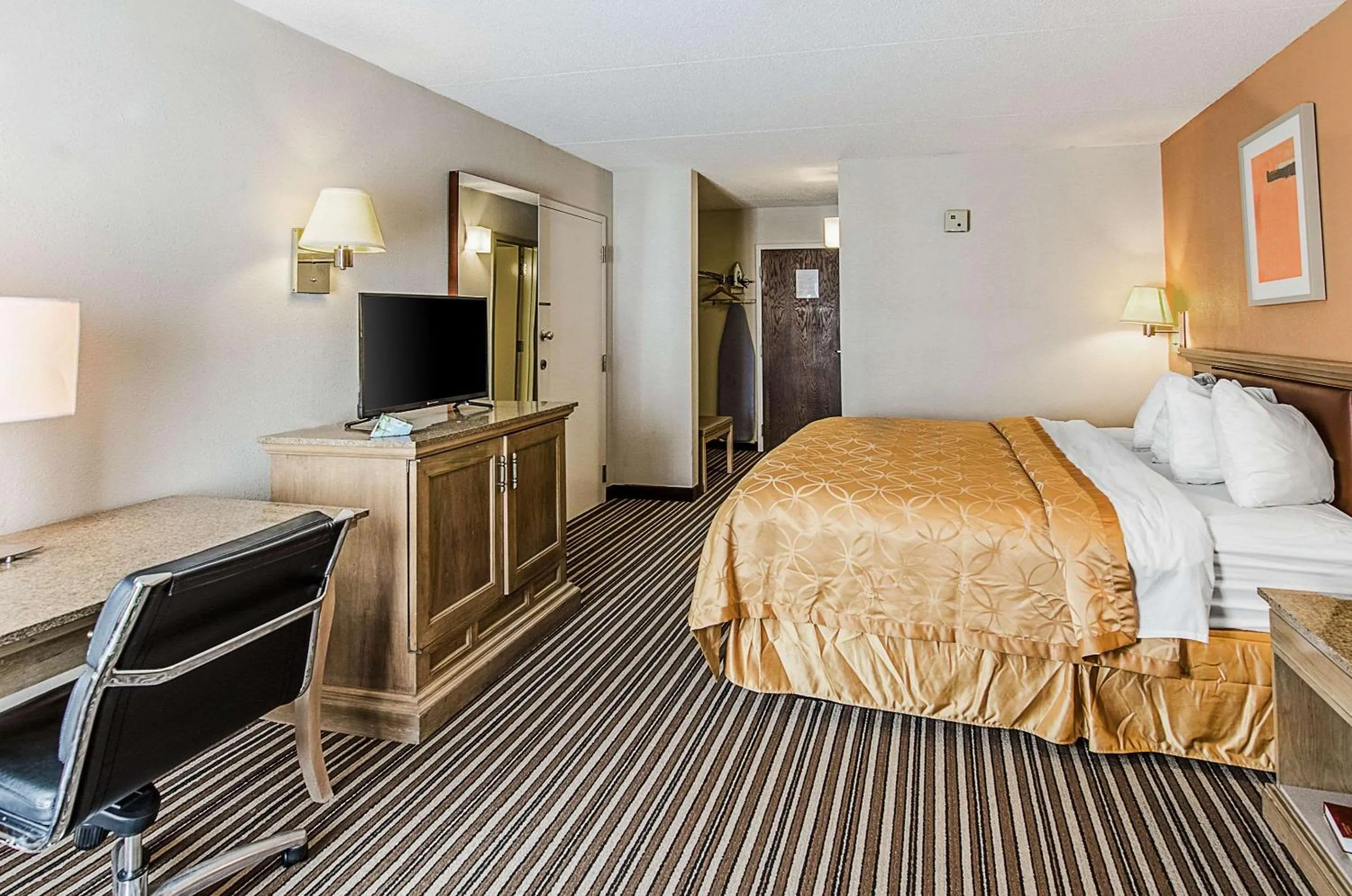 Photo of the whole room, Bed in Econo Lodge Inn & Suites Norton - Wise South