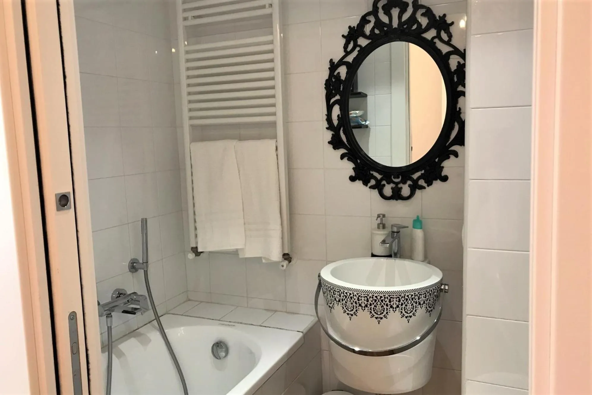Bathroom in Domus Caecilia - via Cola di Rienzo