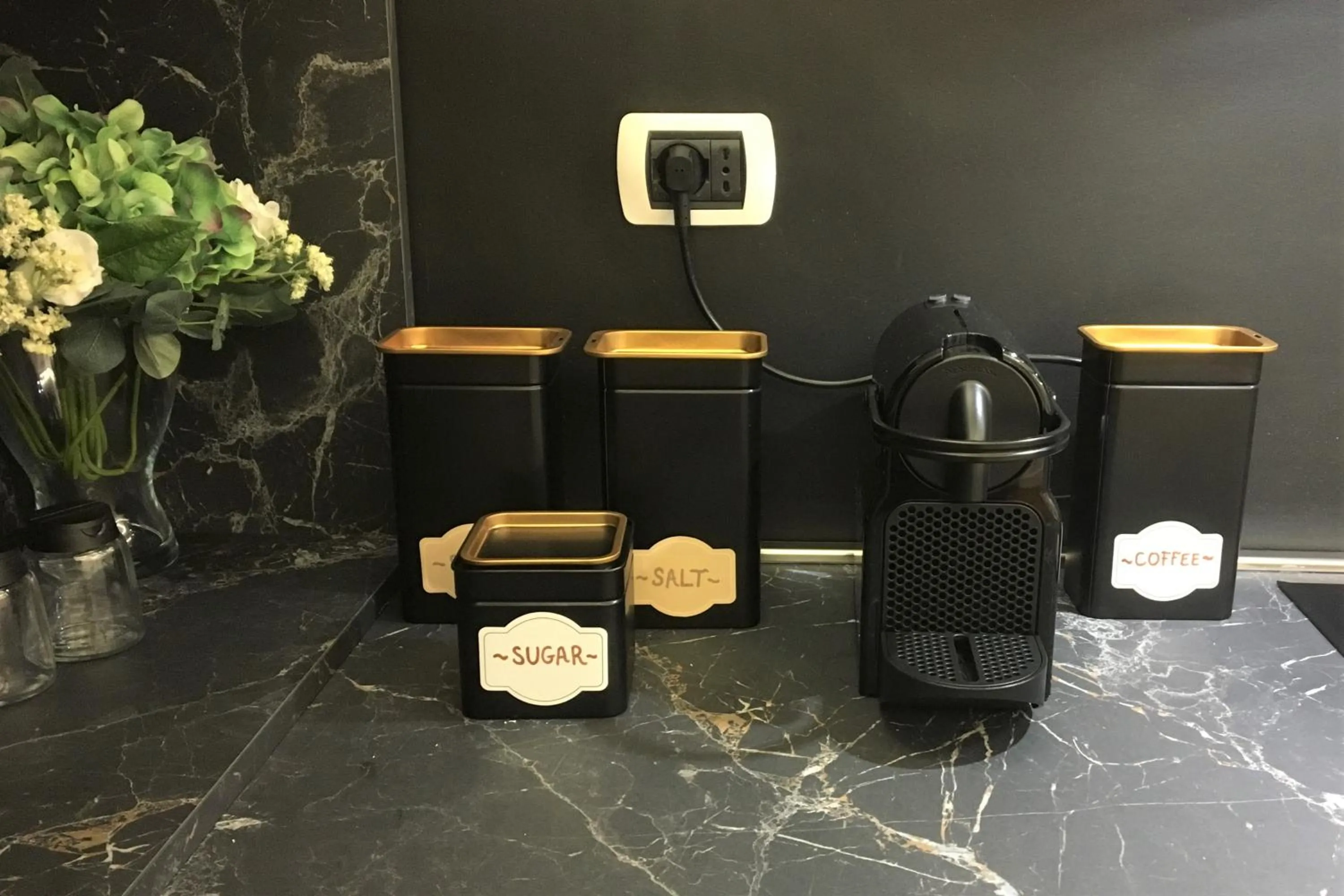 Coffee/tea facilities in Domus Caecilia - via Cola di Rienzo