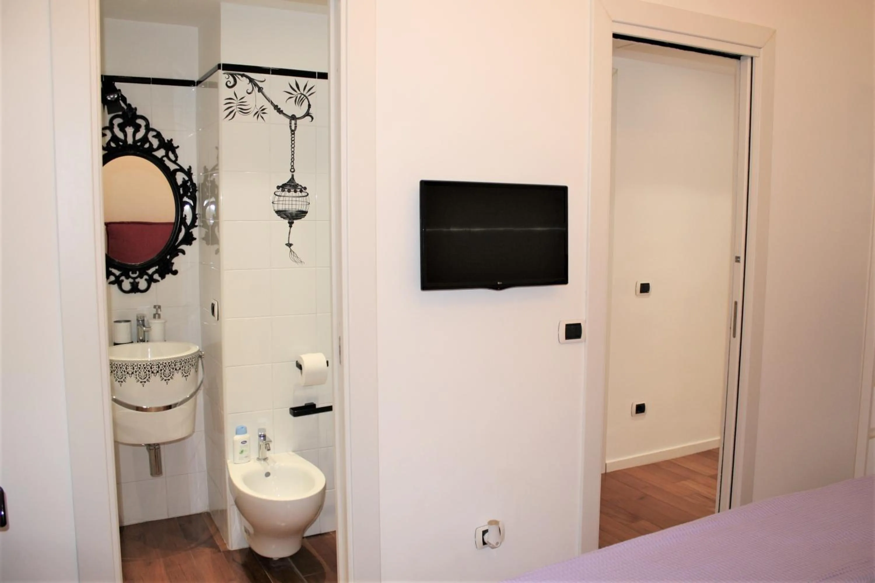 Bathroom in Domus Caecilia - via Cola di Rienzo