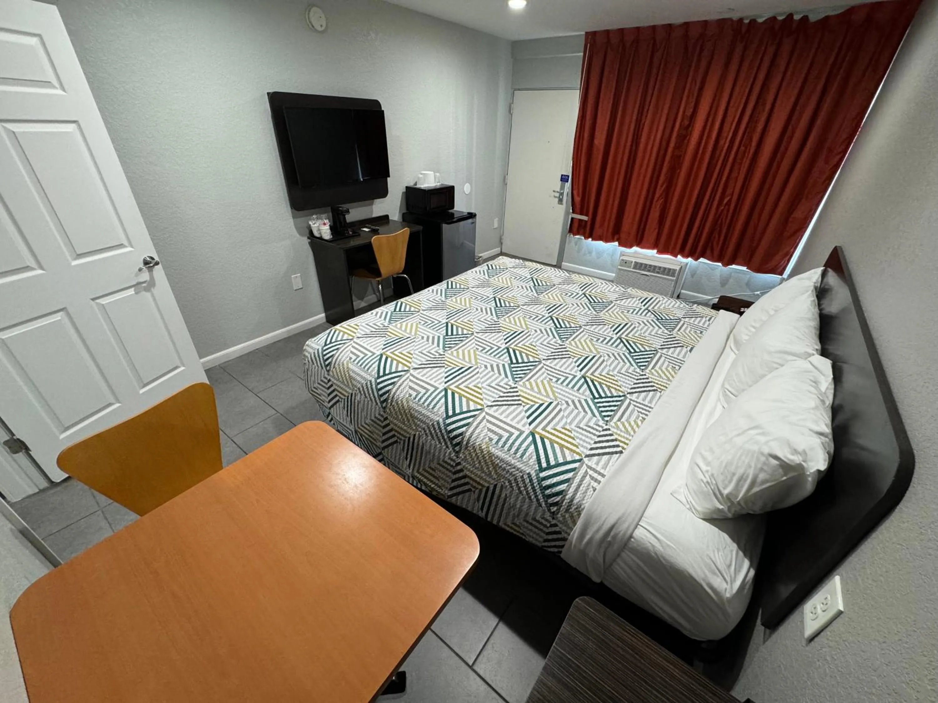 Bedroom, Bed in Motel 6 Englewood, FL