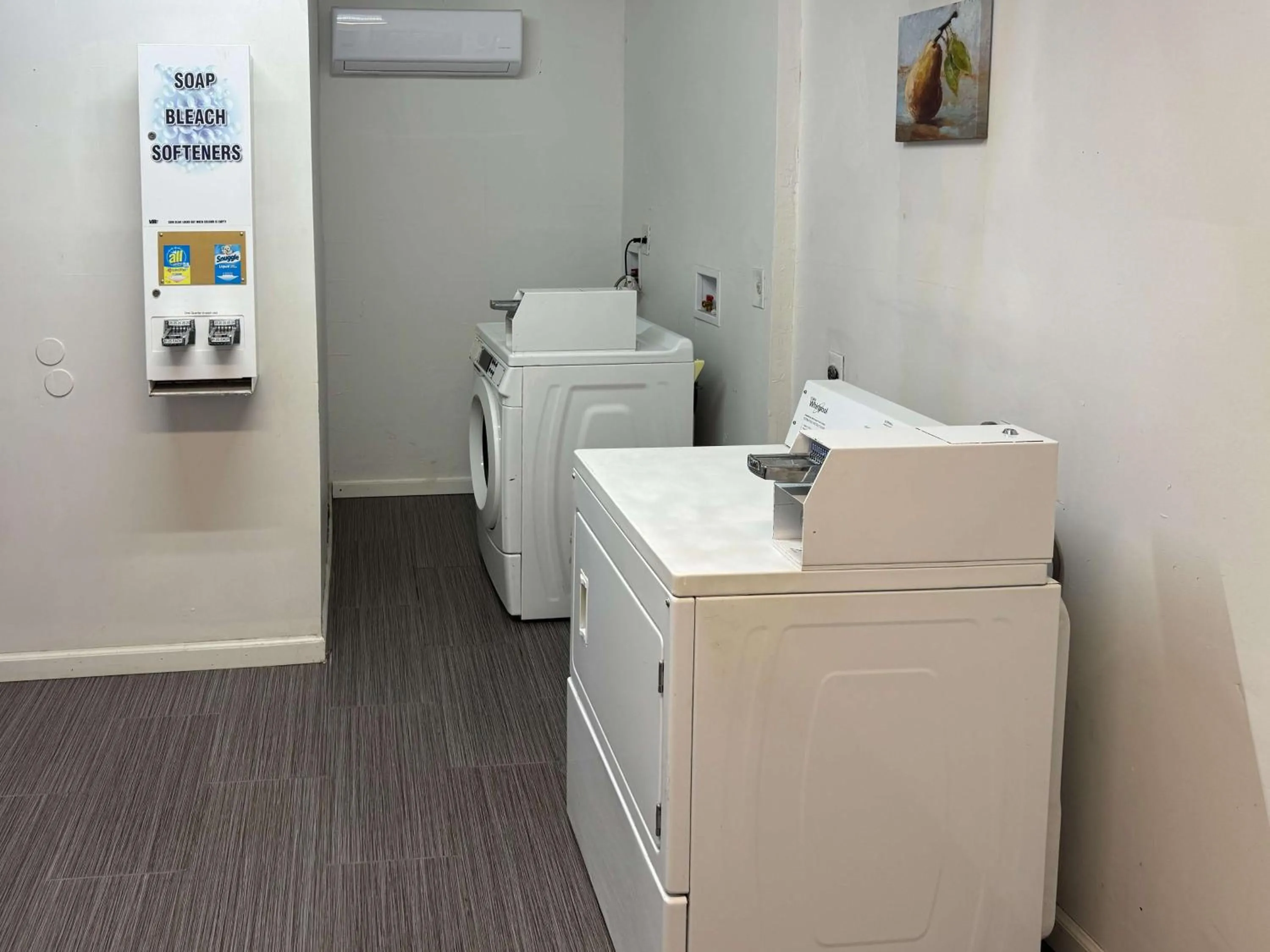 Property building in Motel 6 Englewood, FL