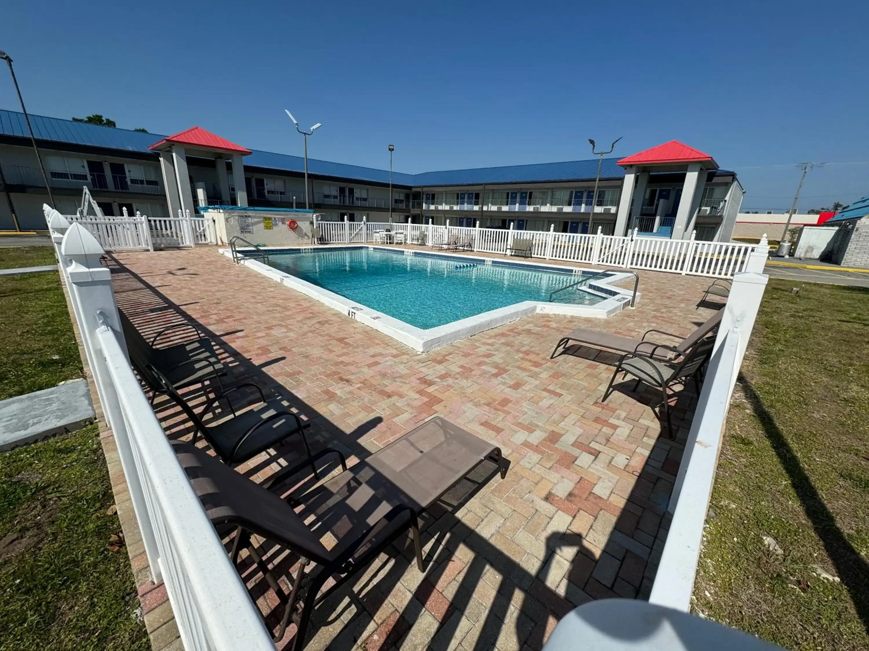 Swimming pool in Motel 6 Englewood, FL Swimming pool in Motel 6 Englewood, FL