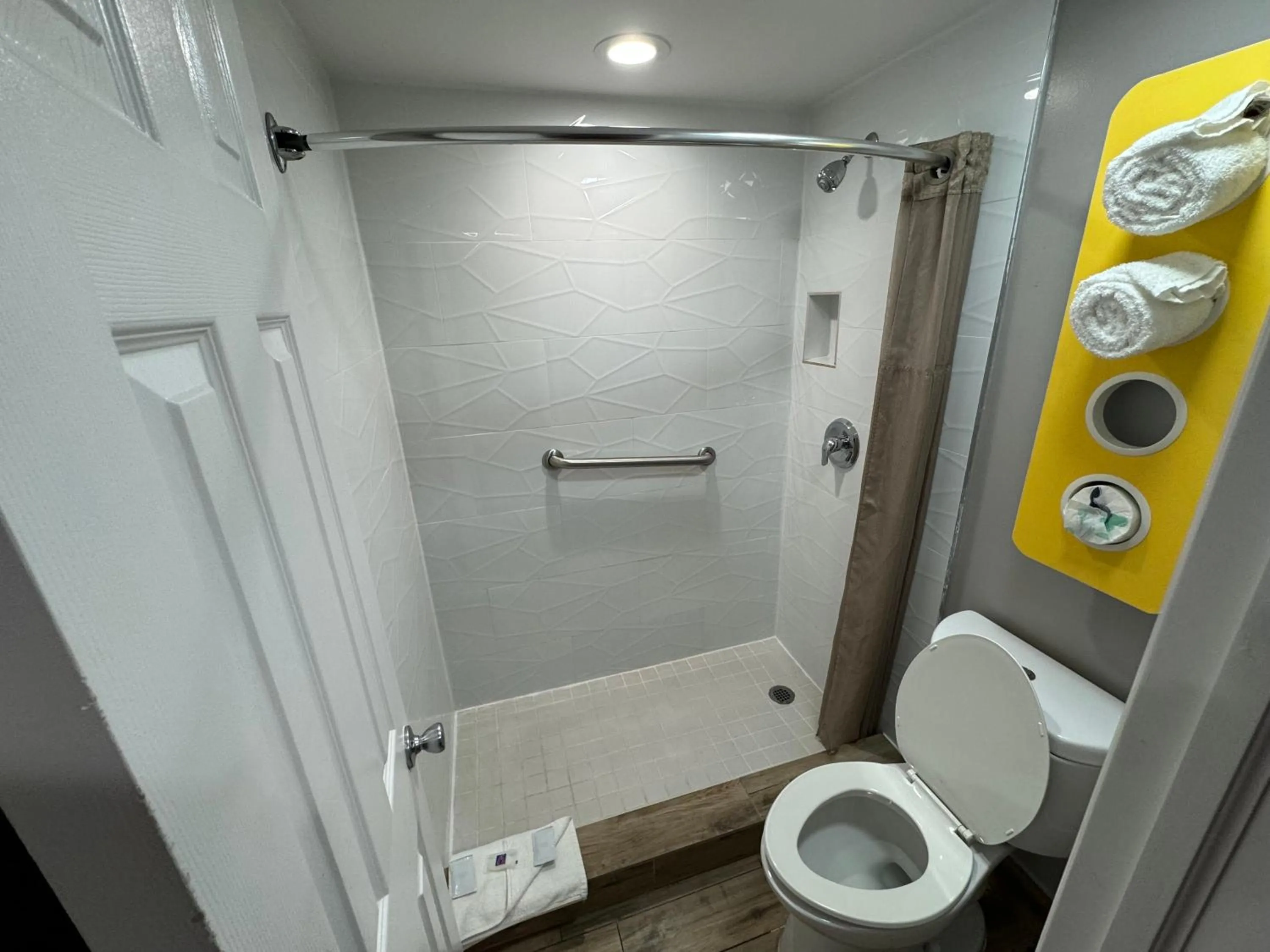 Shower in Motel 6 Englewood, FL