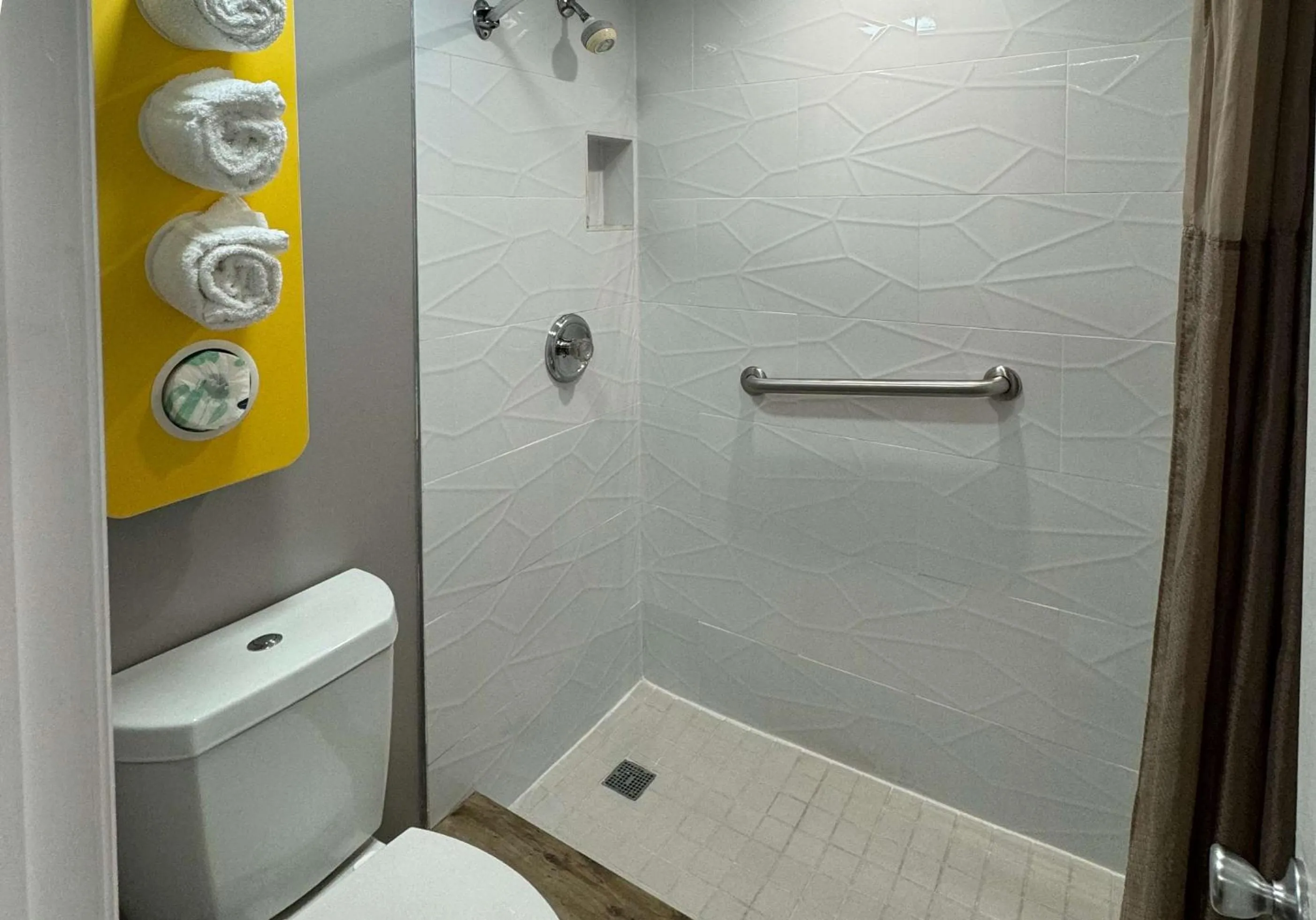 Bathroom in Motel 6 Englewood, FL