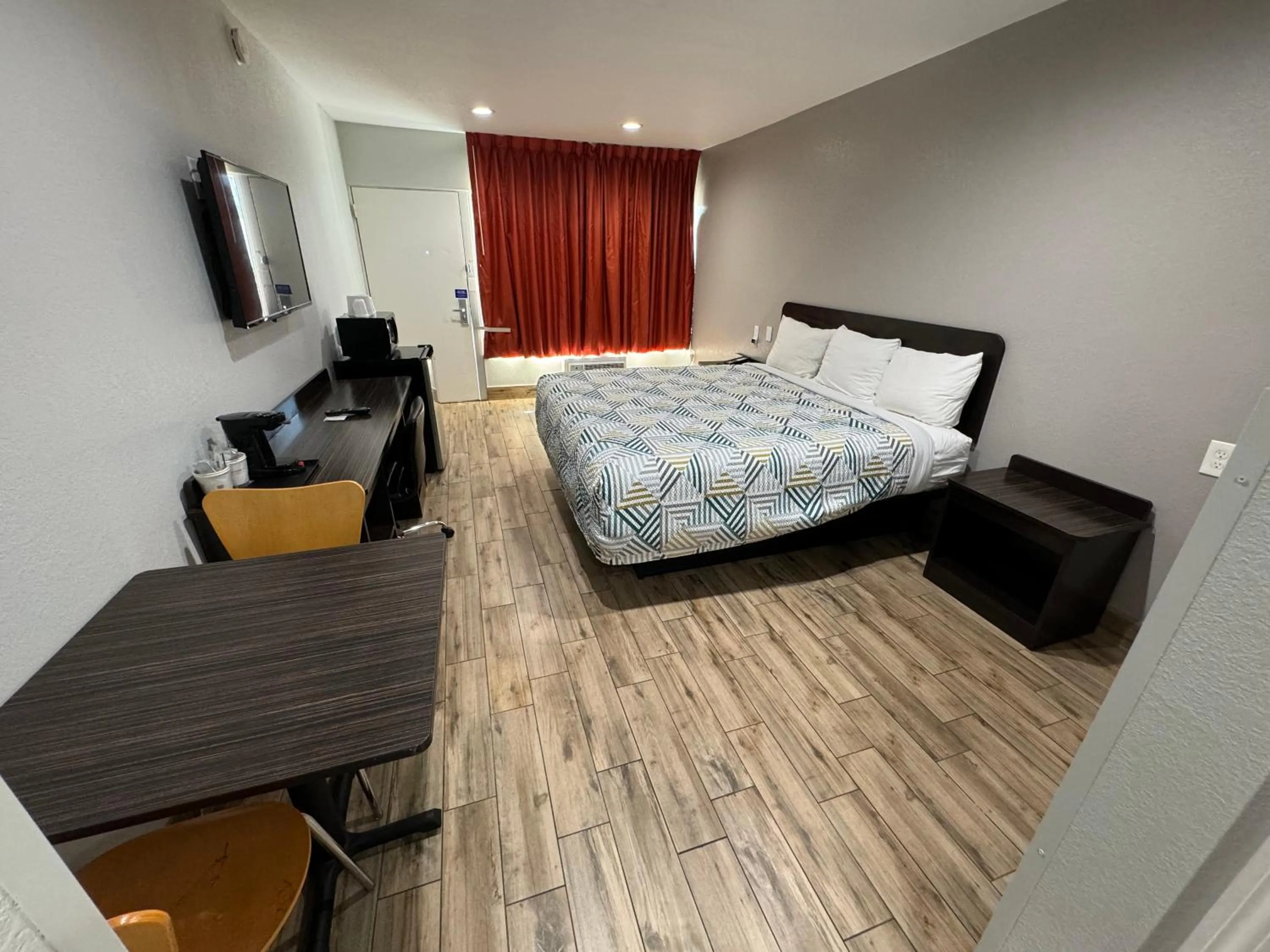 Photo of the whole room, Bed in Motel 6 Englewood, FL