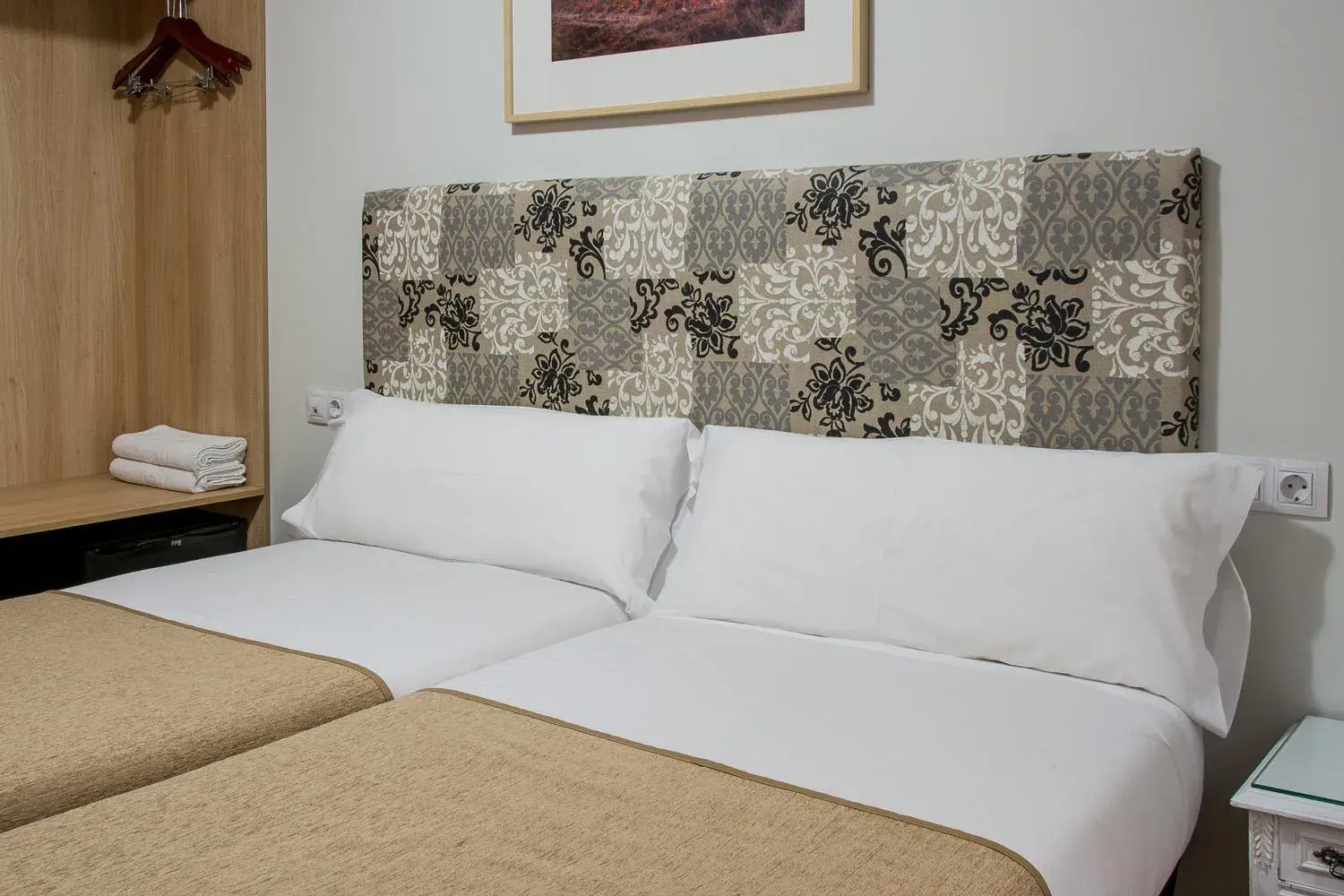 Double Room with Shared Bathroom in Pensión Laurel Self Check-in Double Room with Shared Bathroom in Pensión Laurel Self Check-in