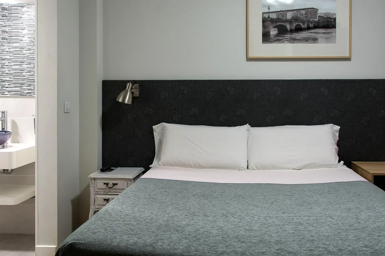 Double Room with Private Bathroom in Pensión Laurel Self Check-in Double Room with Private Bathroom in Pensión Laurel Self Check-in
