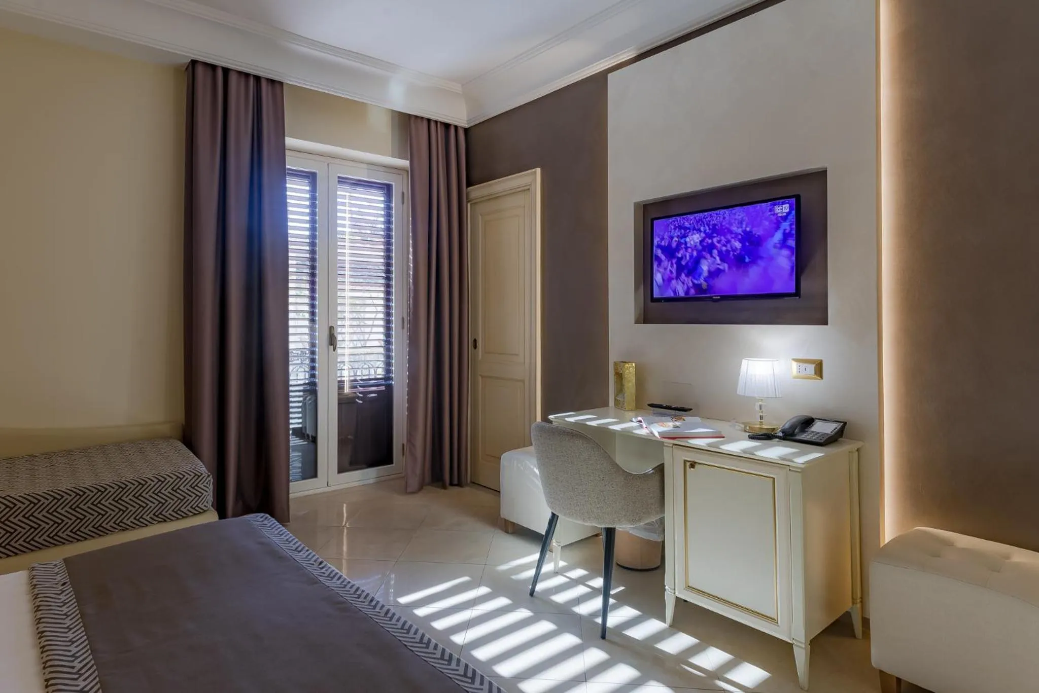 Living room, Bed in Vittorio Emanuele Boutique Hotel