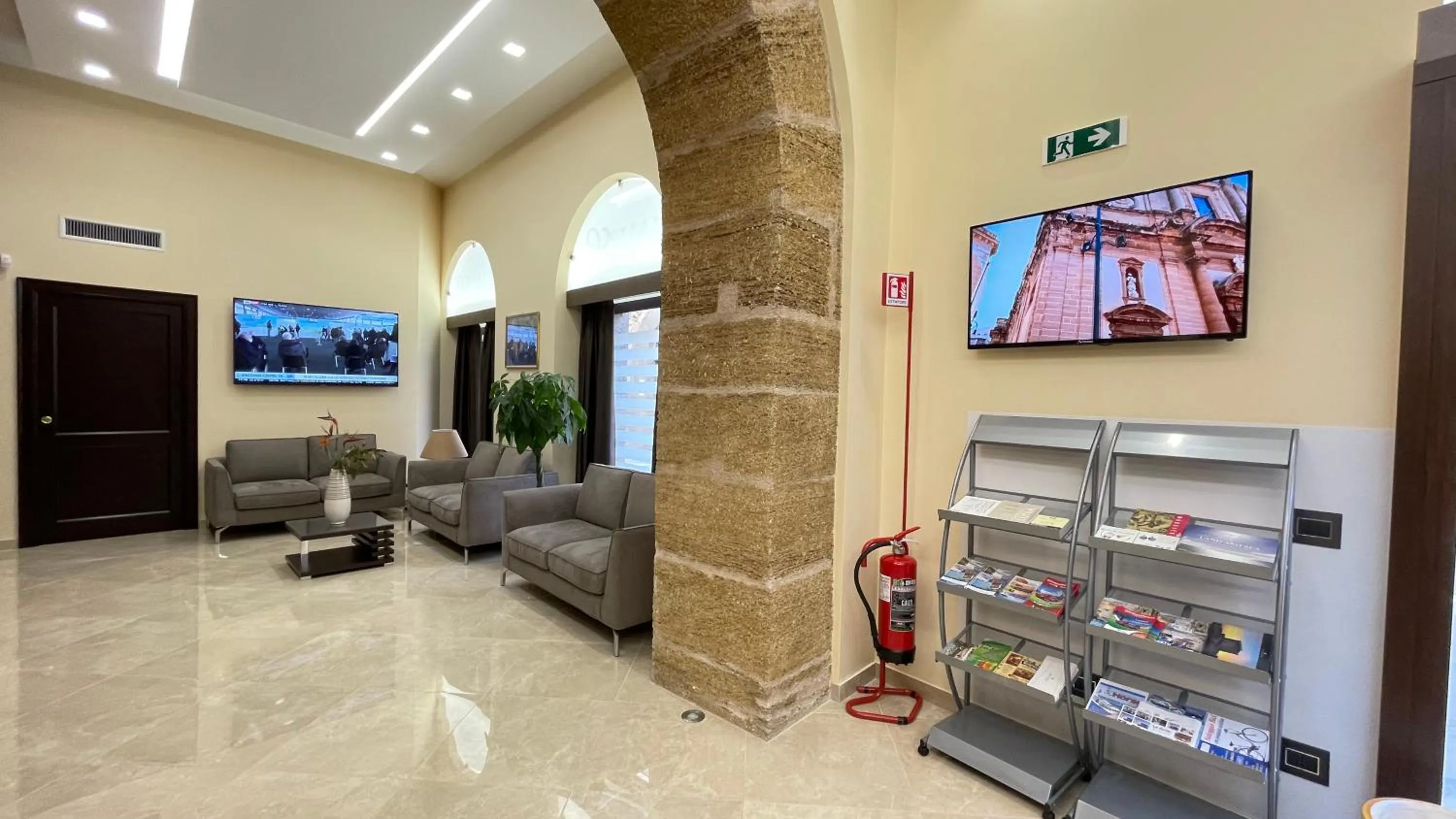 Communal lounge/ TV room in Vittorio Emanuele Boutique Hotel