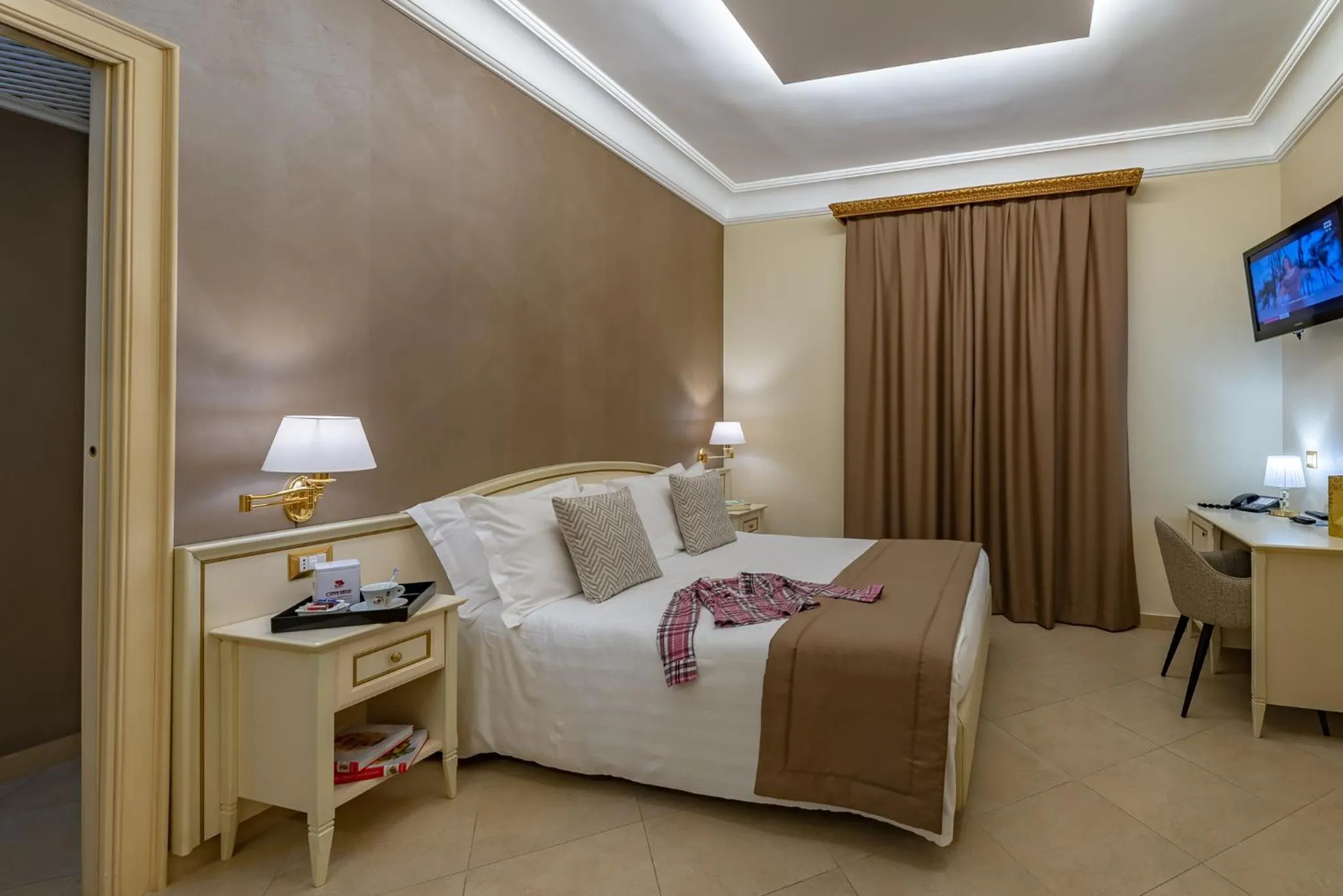 Living room, Bed in Vittorio Emanuele Boutique Hotel