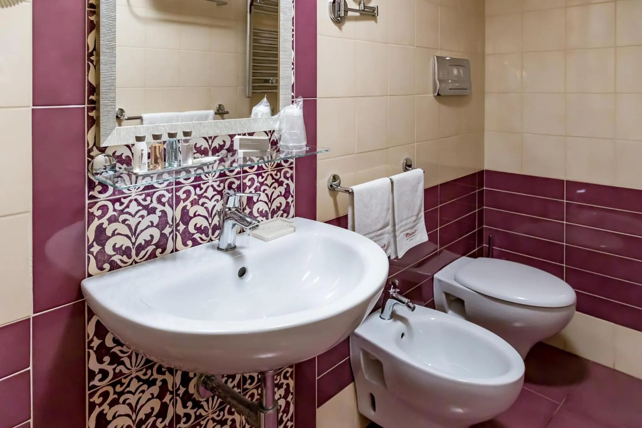 Bath in Vittorio Emanuele Boutique Hotel