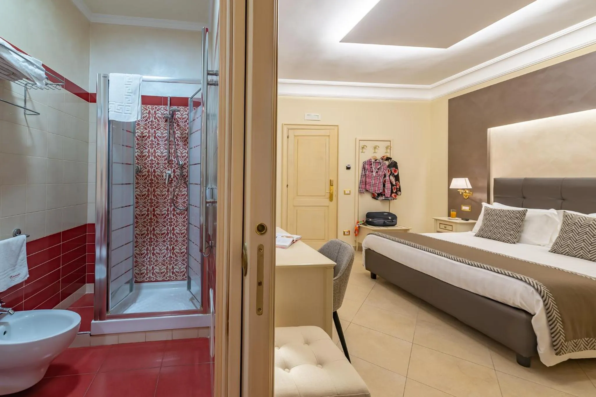 Bath, Bed in Vittorio Emanuele Boutique Hotel