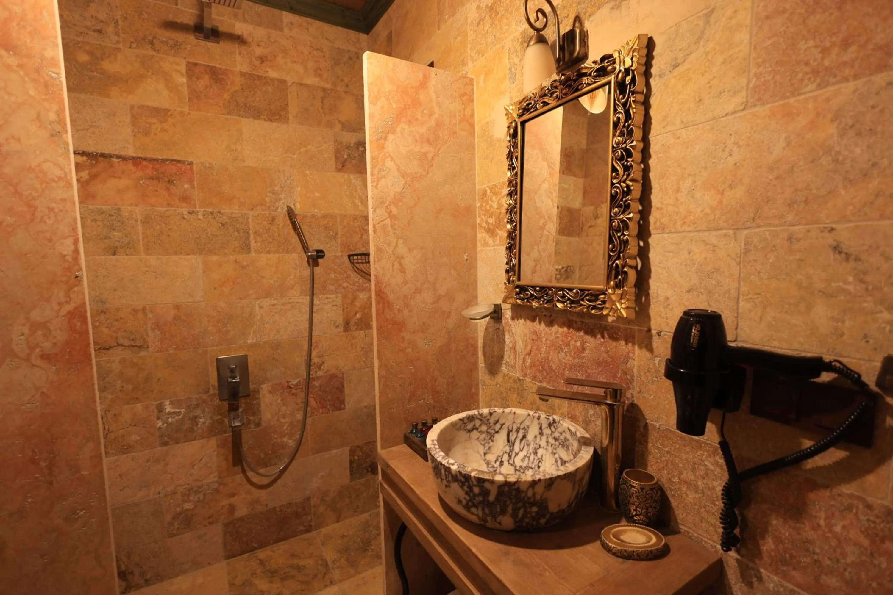 Shower in Katapa Stone House