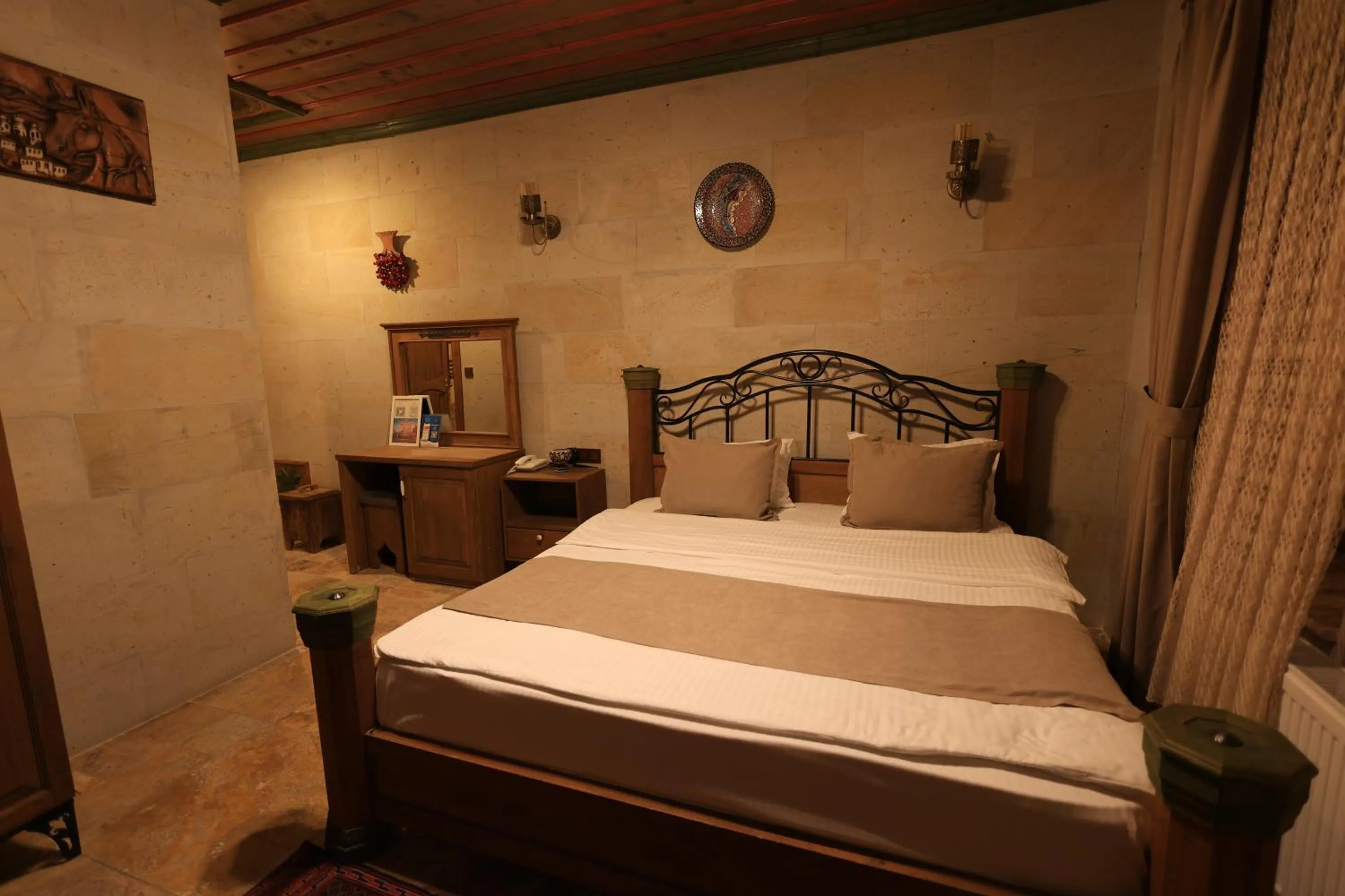 Bedroom, Bed in Katapa Stone House